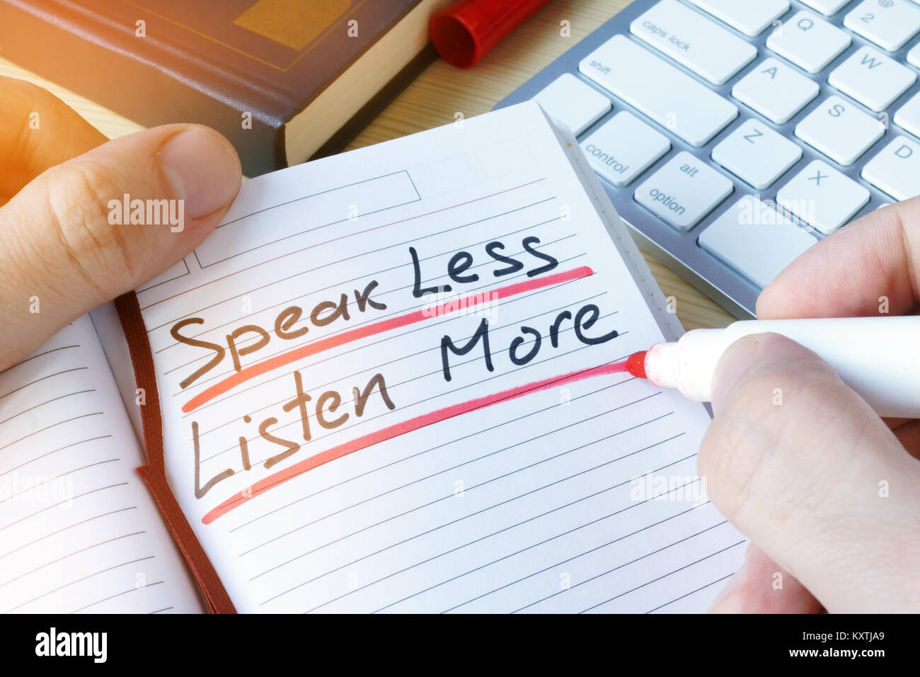Hombre escrito citar hablar menos escuchar más. Foto de stock