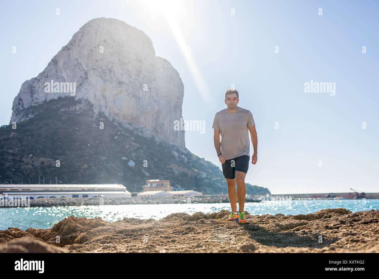 Hombre de 46 años de edad get fit en la soleada mañana después de muchos años sin conseguir ajuste Foto de stock