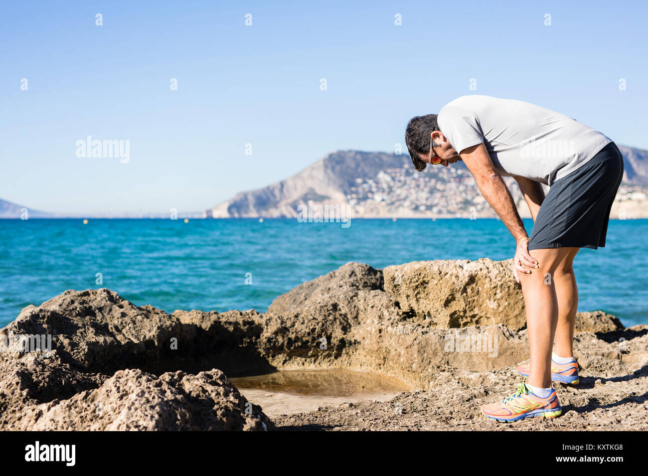 Hombre teniendo romper en la costa Foto de stock