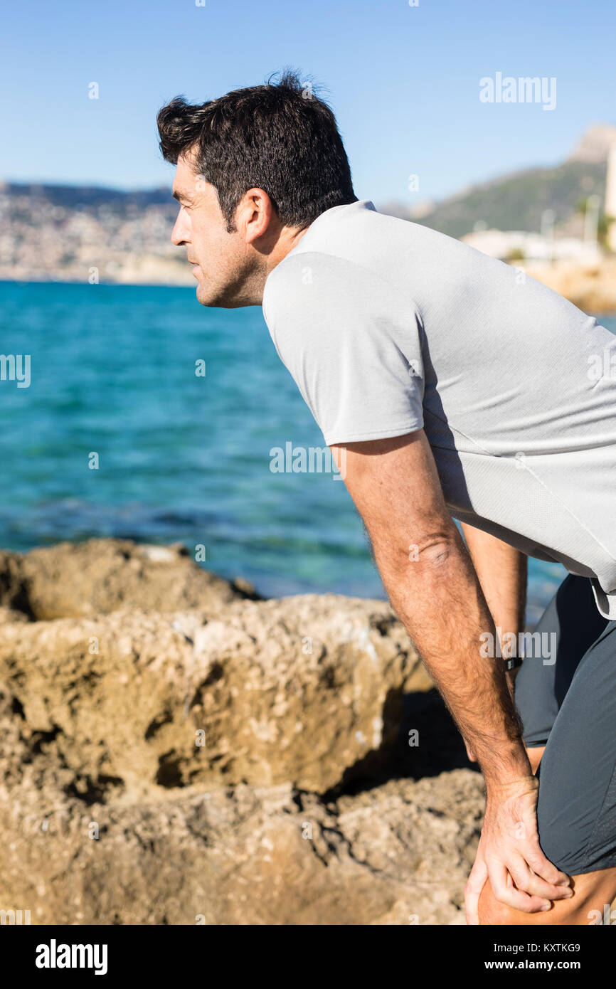 Hombre teniendo romper en la costa Foto de stock