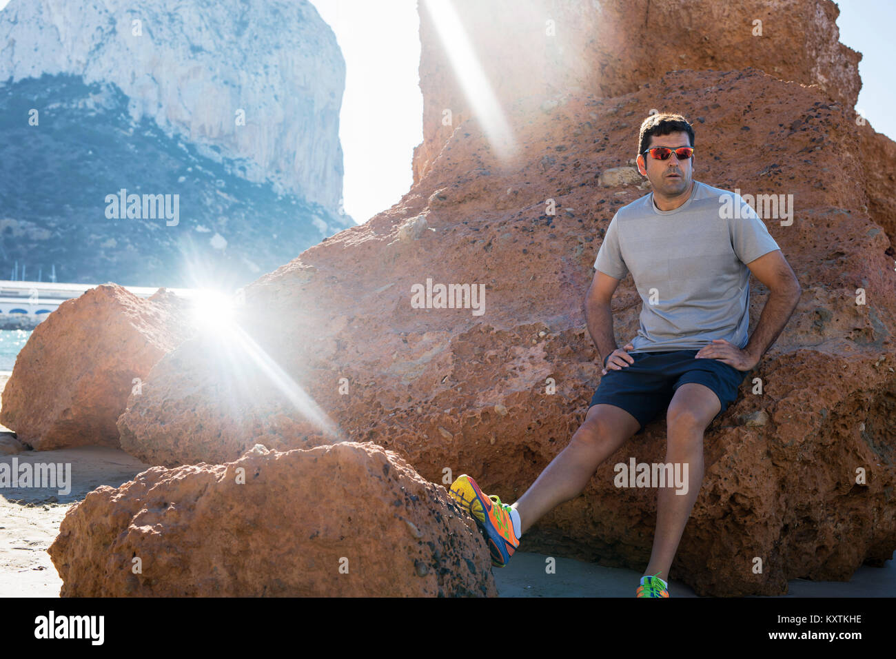 Hombre teniendo romper en la costa Foto de stock