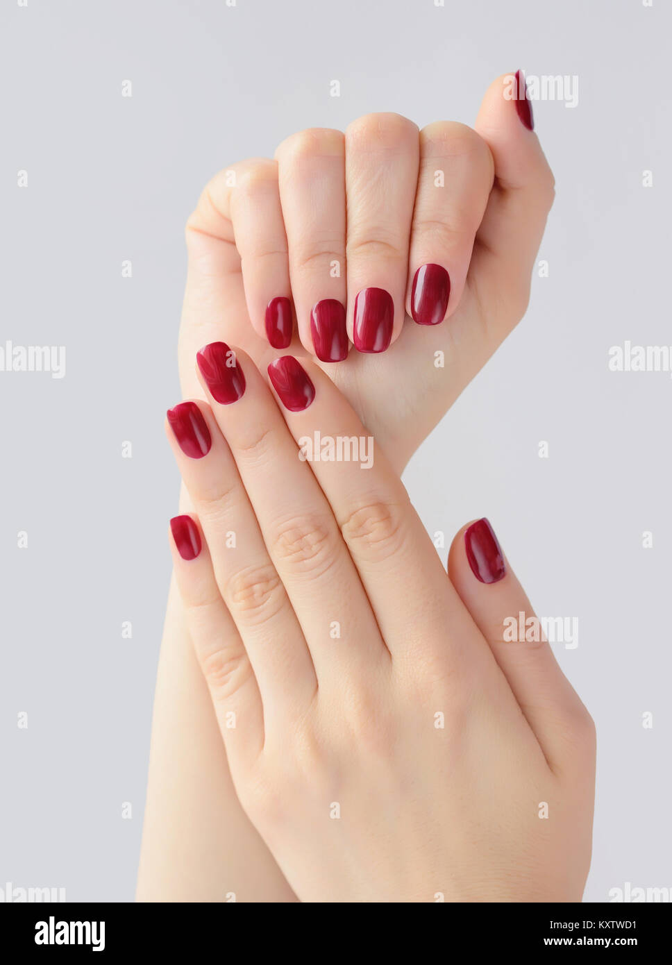 Uñas francesas rojo y blanco fotografías e imágenes de alta resolución -  Página 2 - Alamy