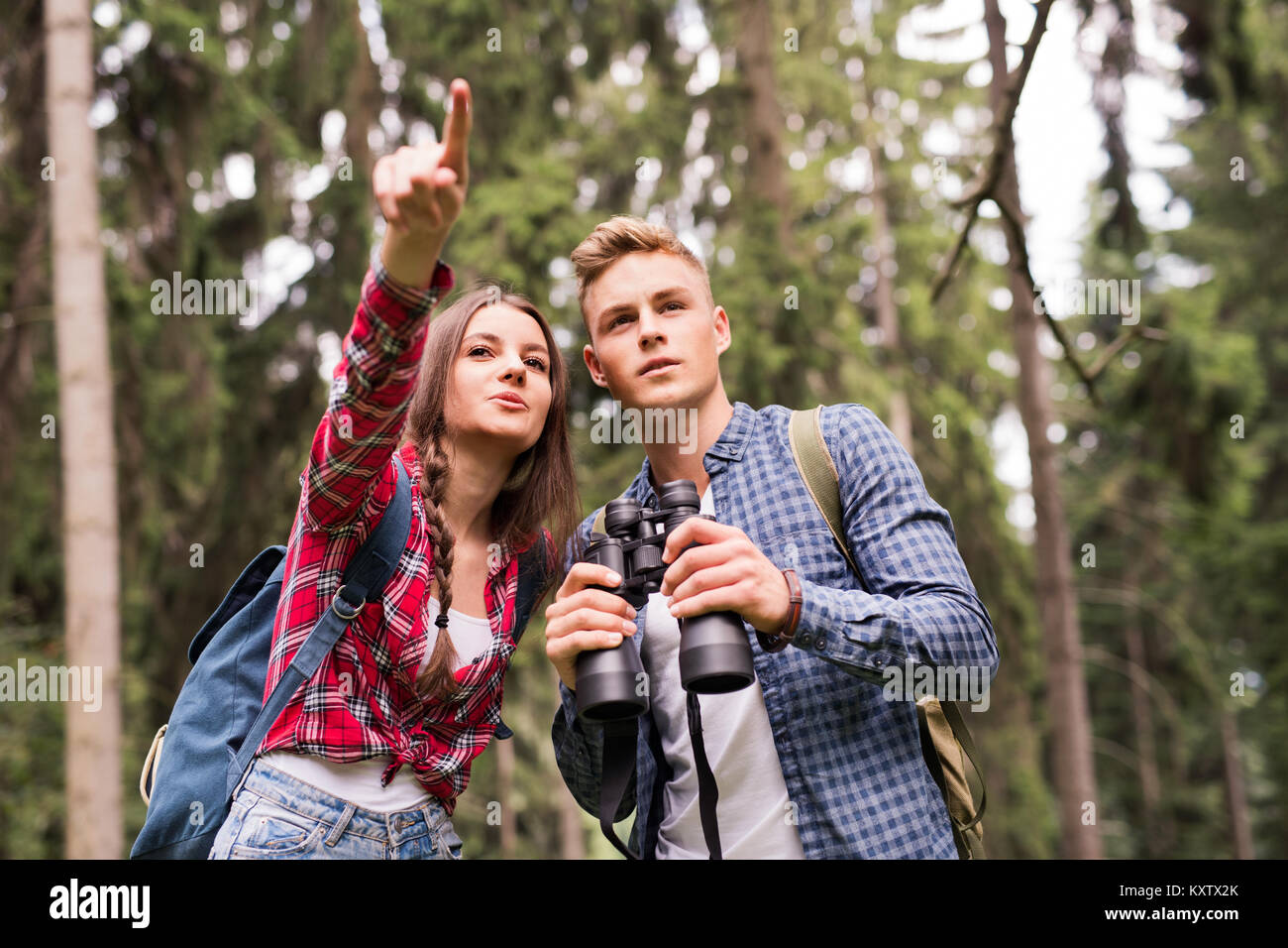 La pareja de adolescentes senderismo en el bosque. Las vacaciones de verano. Foto de stock