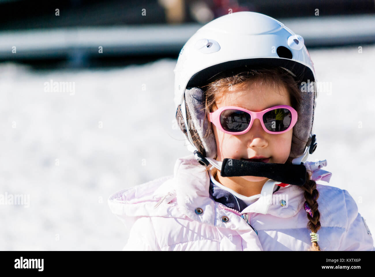 ropa estrategia responsabilidad 5 años de edad, niña vestidos para ir a esquiar con casco y gafas, vestida  de blanco y rosa mira el interior de la cámara Fotografía de stock - Alamy