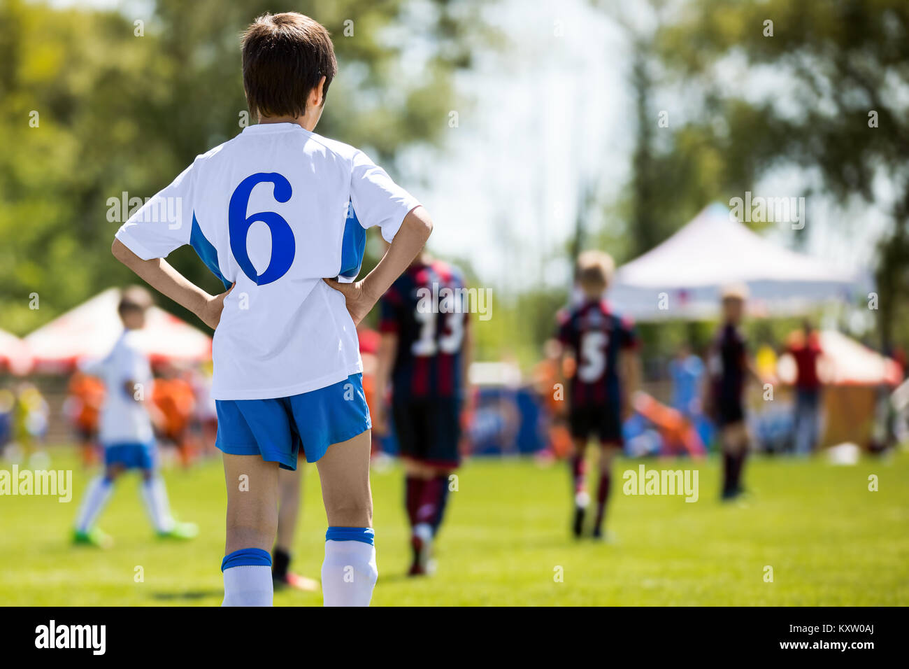 Kid jugador de fútbol. Joven jugador de fútbol profesional. Los muchachos pateando Fútbol Foto de stock