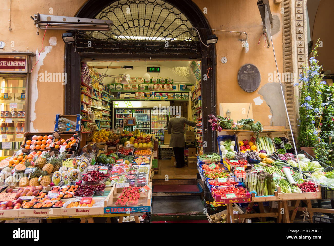 Una tienda de frutas y verduras o verdulero con visualización de fruta y verduras fuera en la Una tienda de frutas y verduras o verdulero con visualización de fruta y verduras fuera en la