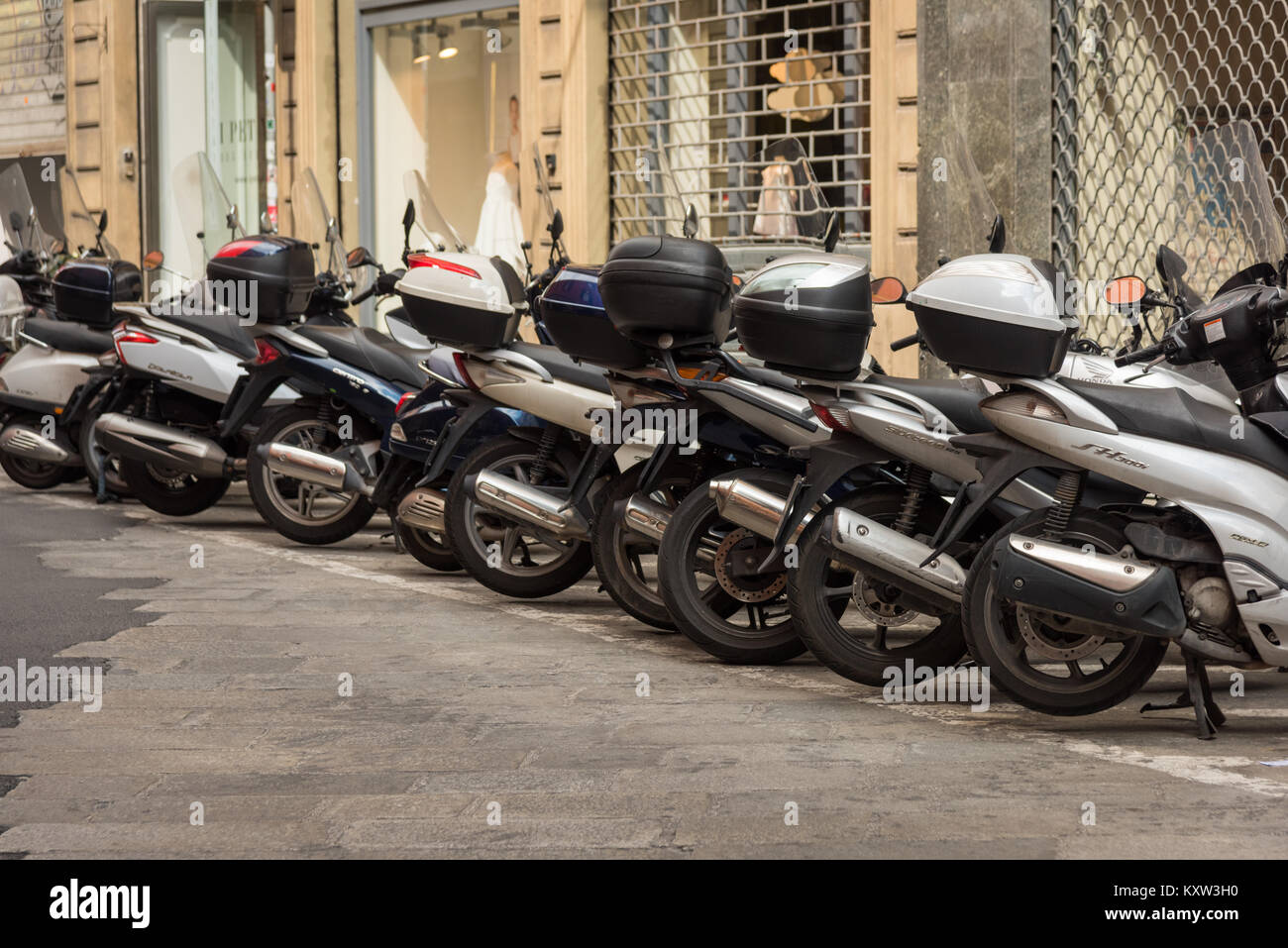 Los ciclomotores, motocicletas y bicicletas estacionado en una calle de Bolonia Italia Foto de stock