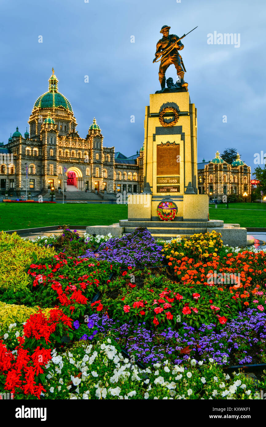 El Parlamento provincial en Victoria, en el crepúsculo del tiempo, British Columbia, Canadá Foto de stock