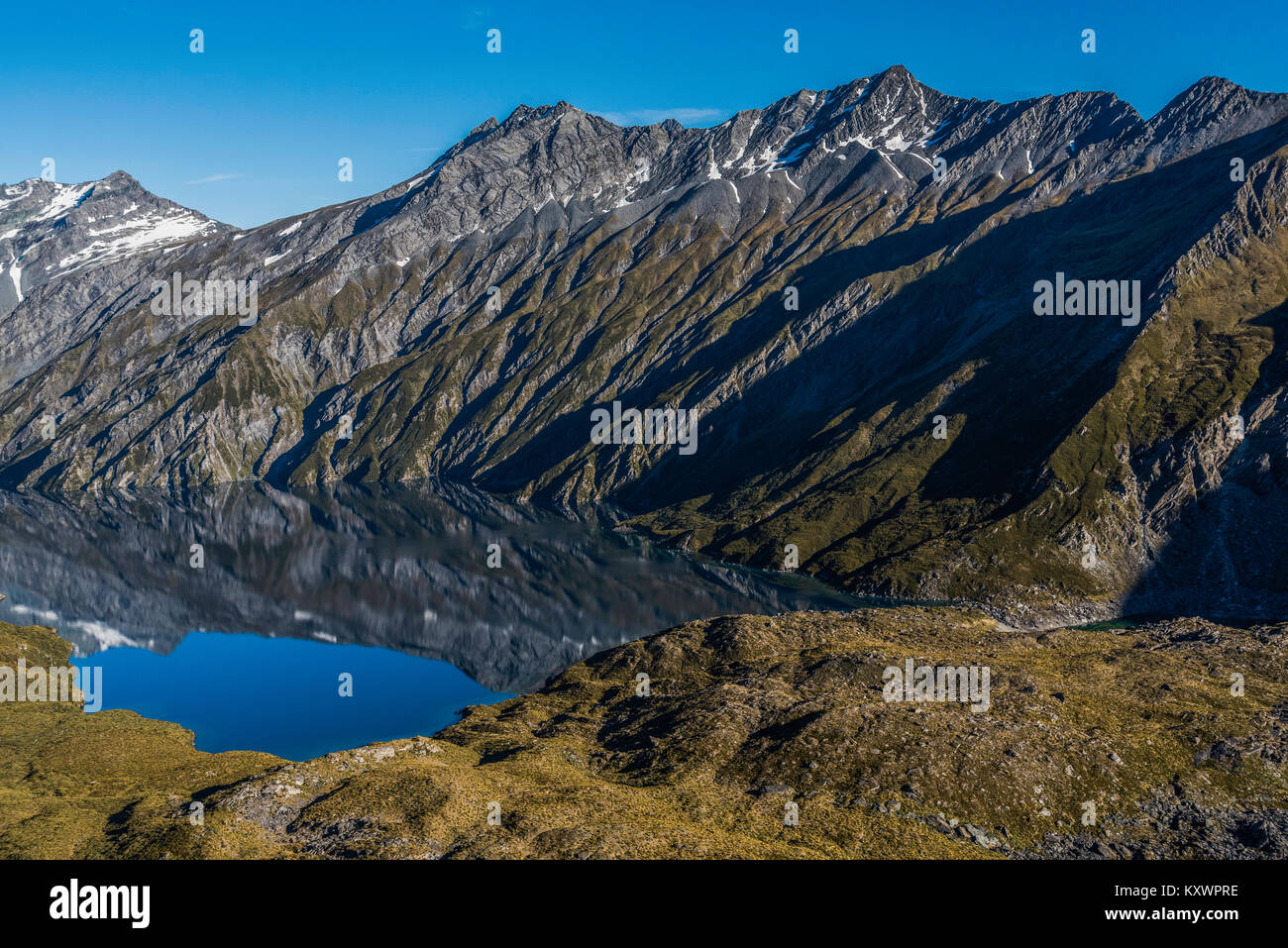 Lochnagar, lago nace de corrimiento de tierra durante un terremoto, Nueva Zelanda Foto de stock