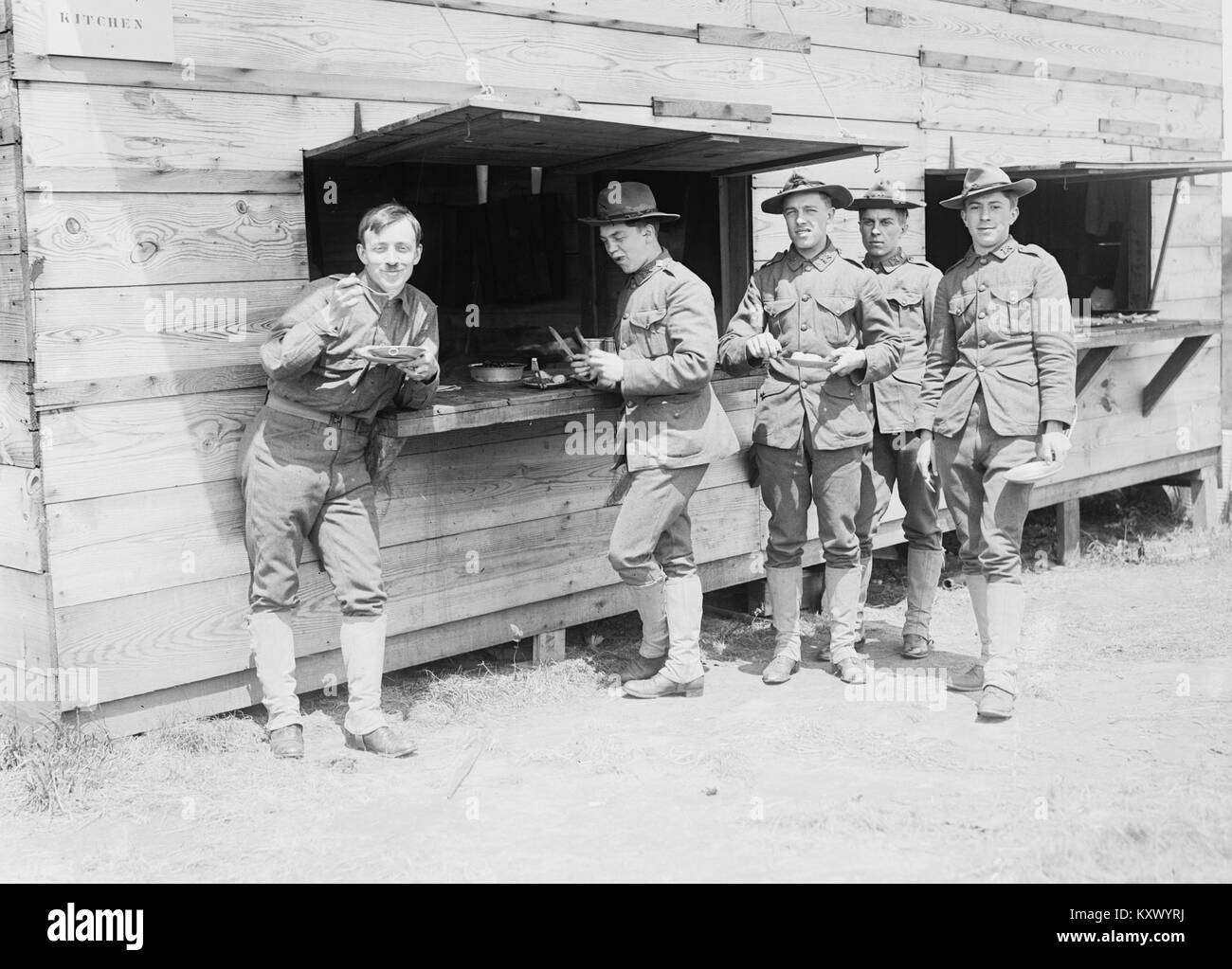 Fort Hamilton, soldados en una cocina de Co. Foto de stock