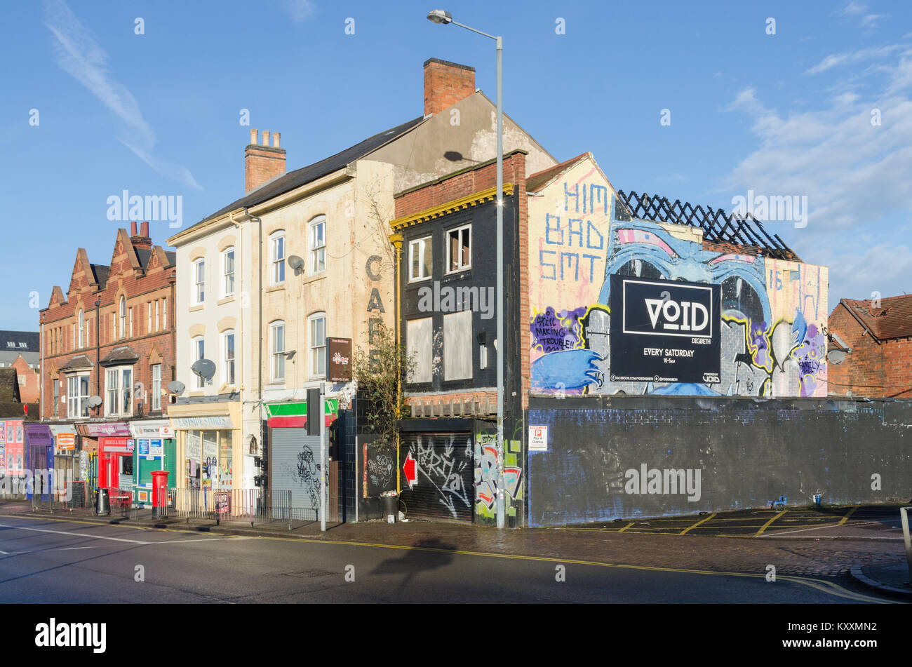 Edificios antiguos en la zona de Digbeth de Birmingham con el arte en la calle pintado en las paredes. Foto de stock