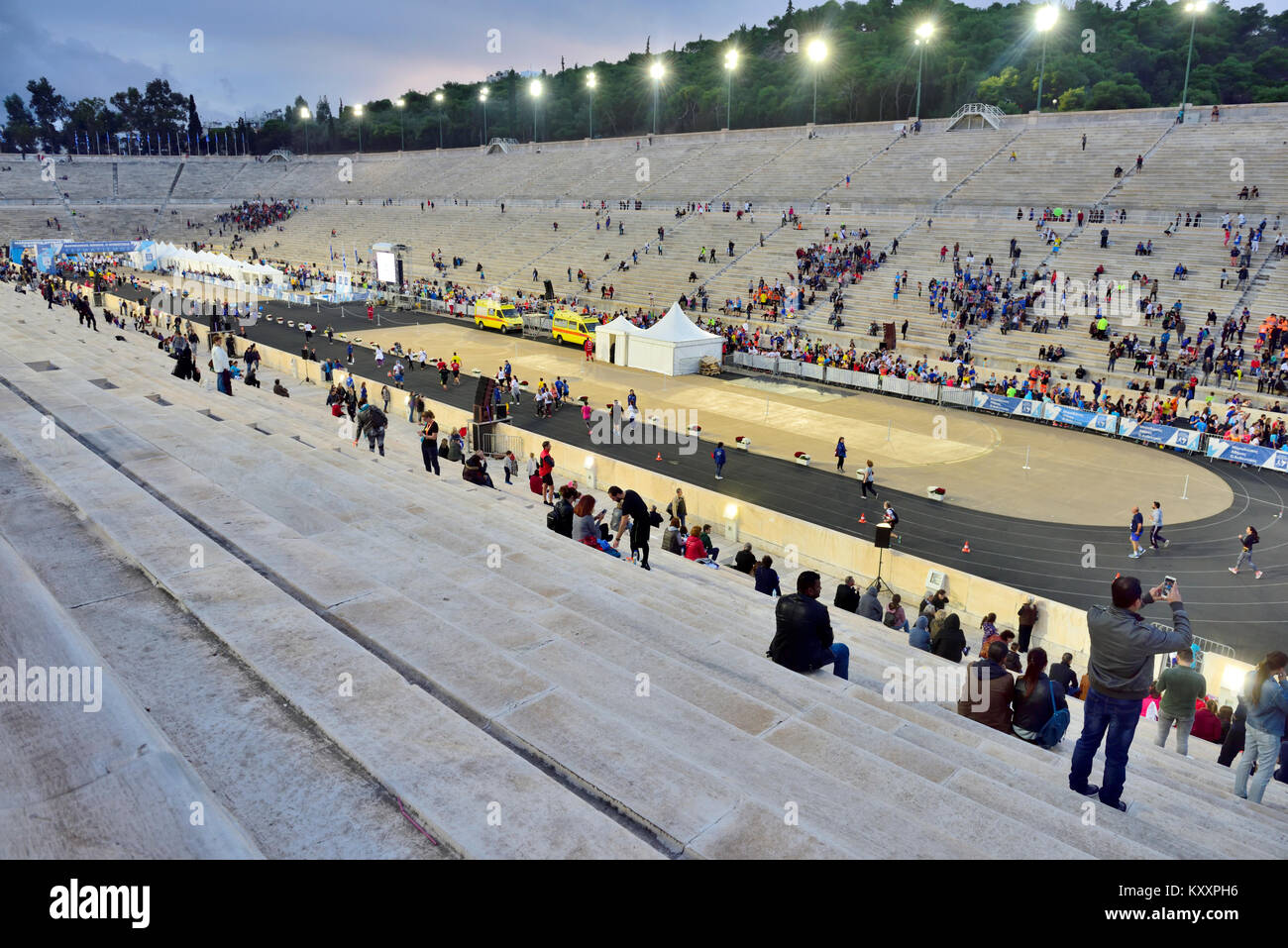 En el interior del Estadio Panathenaic Olímpico cerca del final de una carrera deportiva Foto de stock