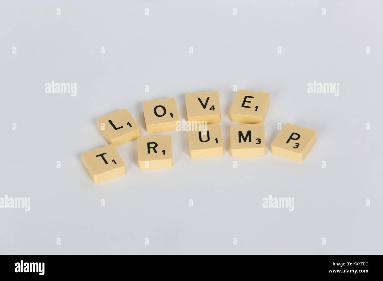 Viejo Scrabble letras de 'amor' y 'odio Trump Trump' sobre un fondo blanco, Londres, Reino Unido. Foto de stock