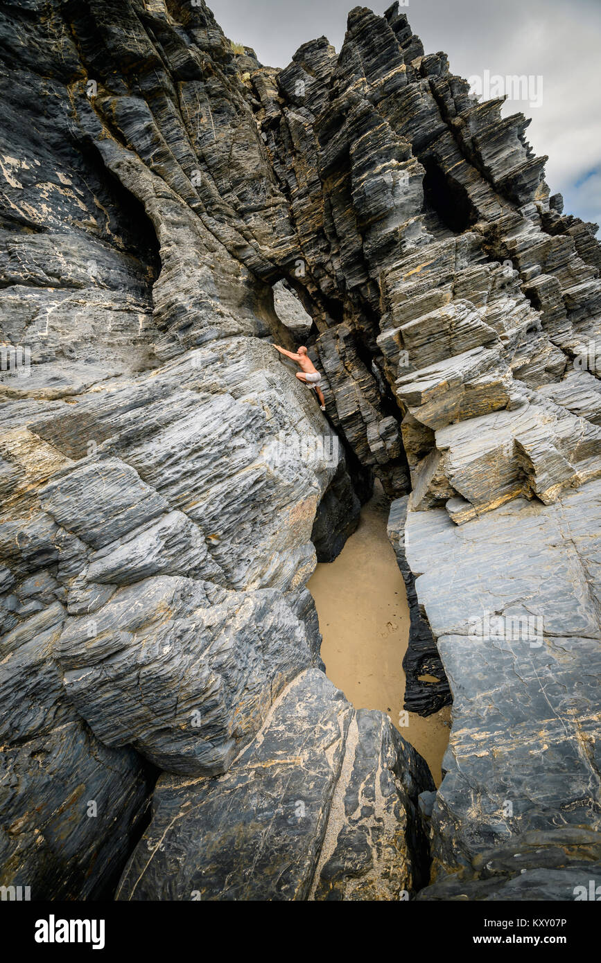 Hombre subiendo rock en Rapid Bay, Australia del Sur Foto de stock