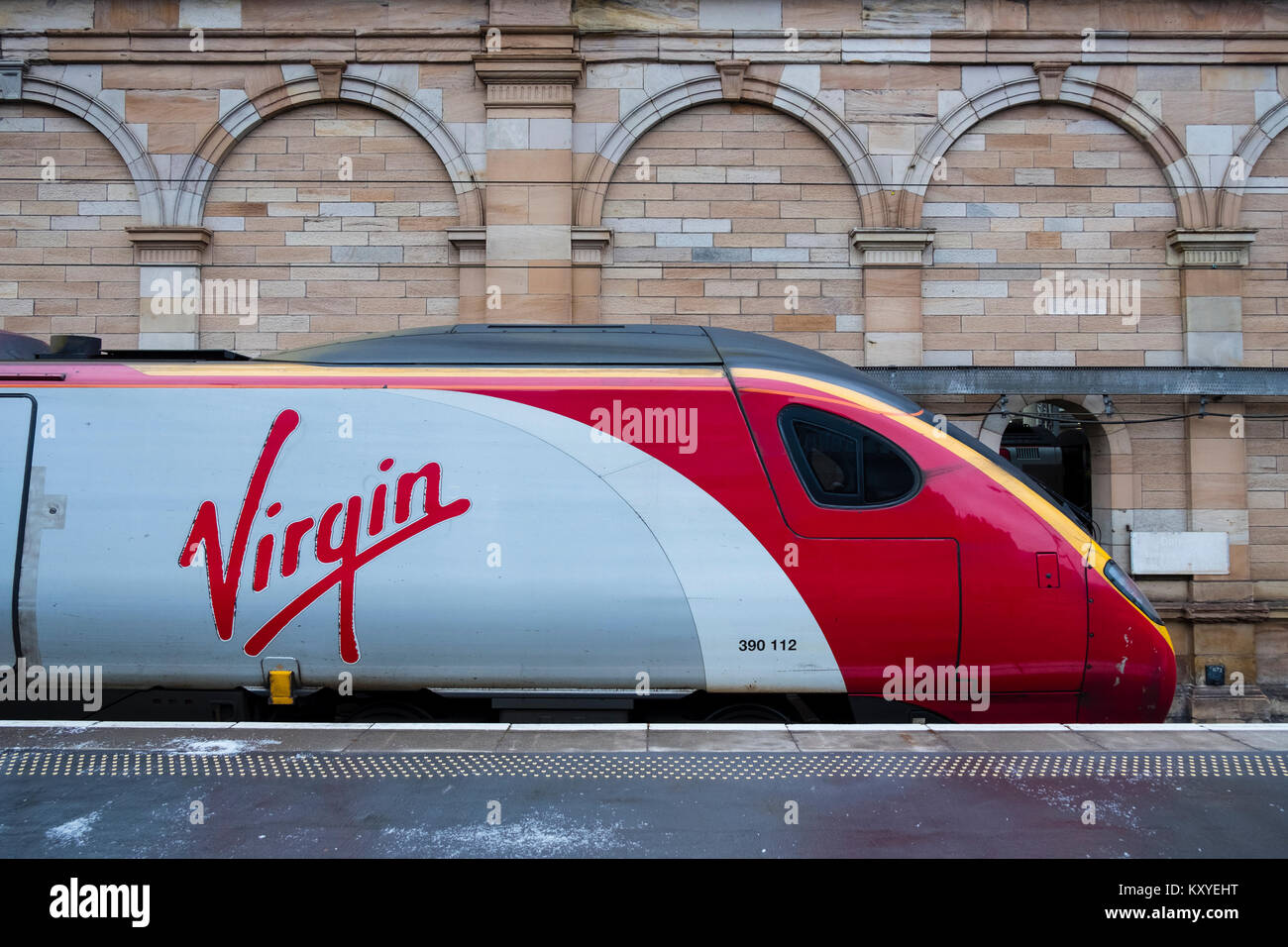 Virgin Trenes Pendolino locomotora a London Euston en la línea principal de la Costa Oeste en el andén en la estación de trenes de Waverley en Edimburgo, Escocia, Reino Unido Foto de stock