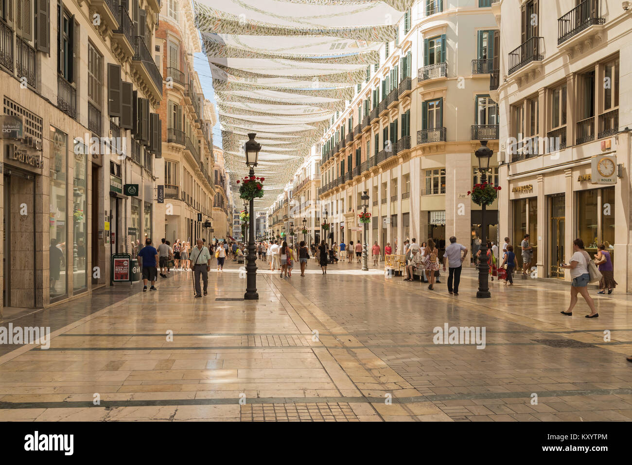 Una imagen de una de las principales calles comerciales en Málaga, España. La Calle Larios ofrece muchos tipos de tiendas catering para locales y turistas. Calle La Foto de stock