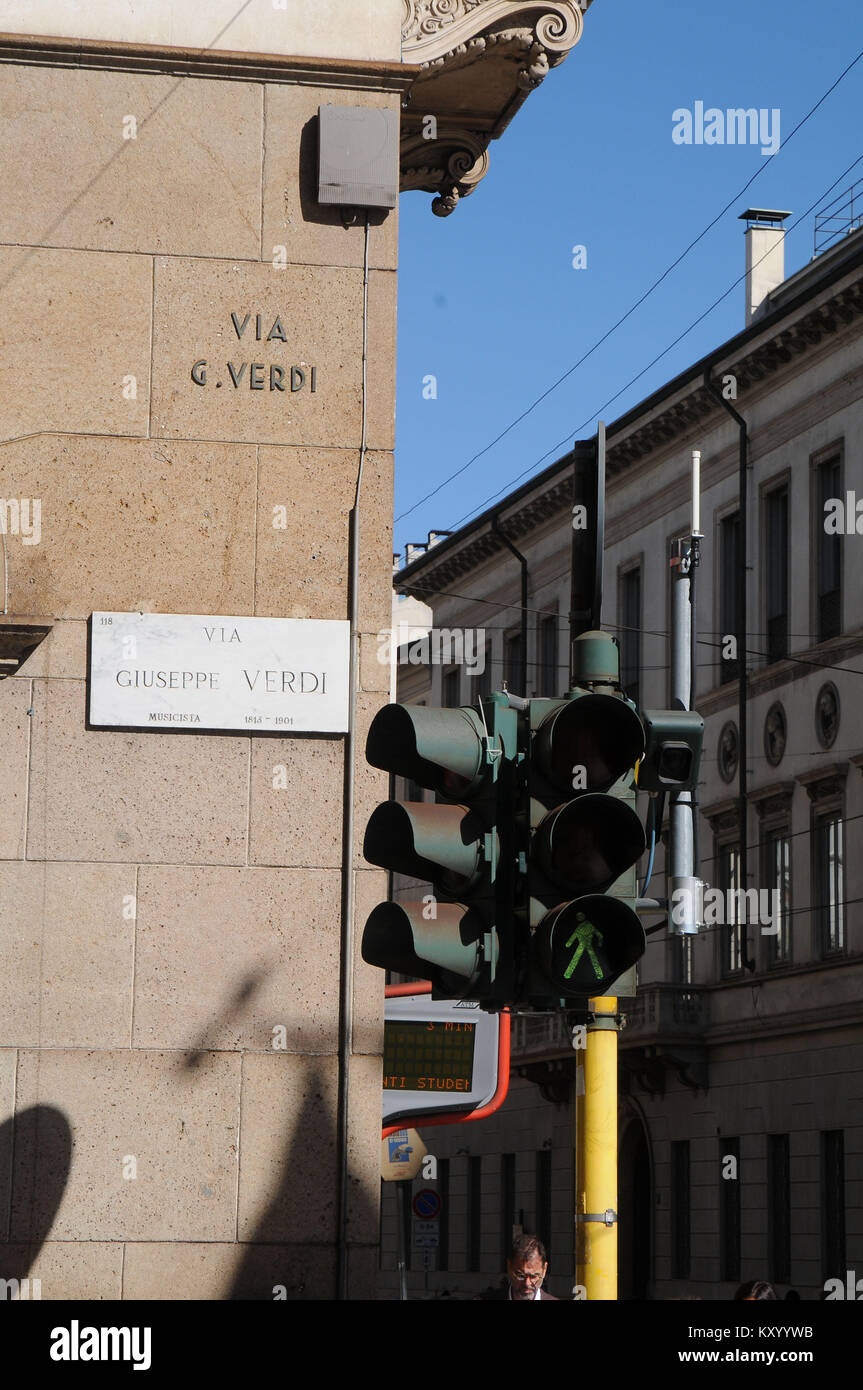 Placa de calle, Via Giuseppe Verdi, 2013, Milán, Italia. Foto de stock