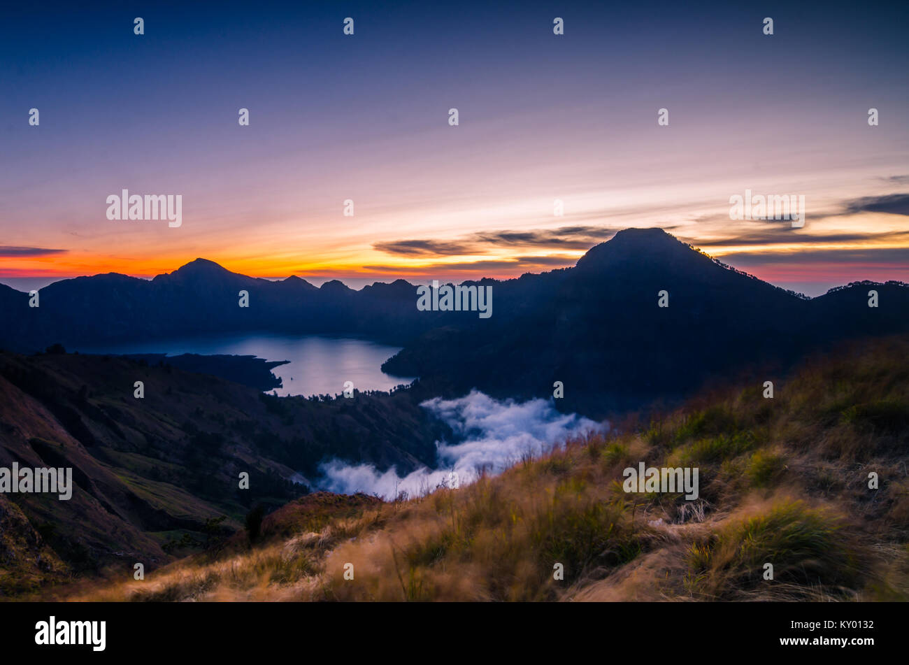 Cráter del volcán del Monte Rinjani. La montaña está en la regencia del norte de Lombok, Nusa Tenggara Occidental y sube a 3,726m Foto de stock