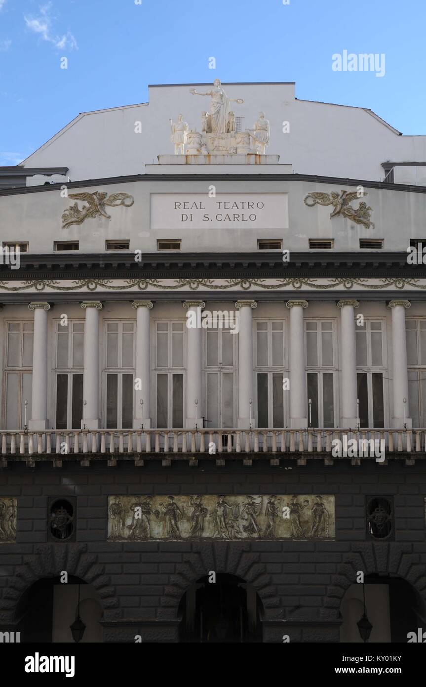 La fachada, el Teatro San Carlo, 2013, Napolis, Italia. Foto de stock