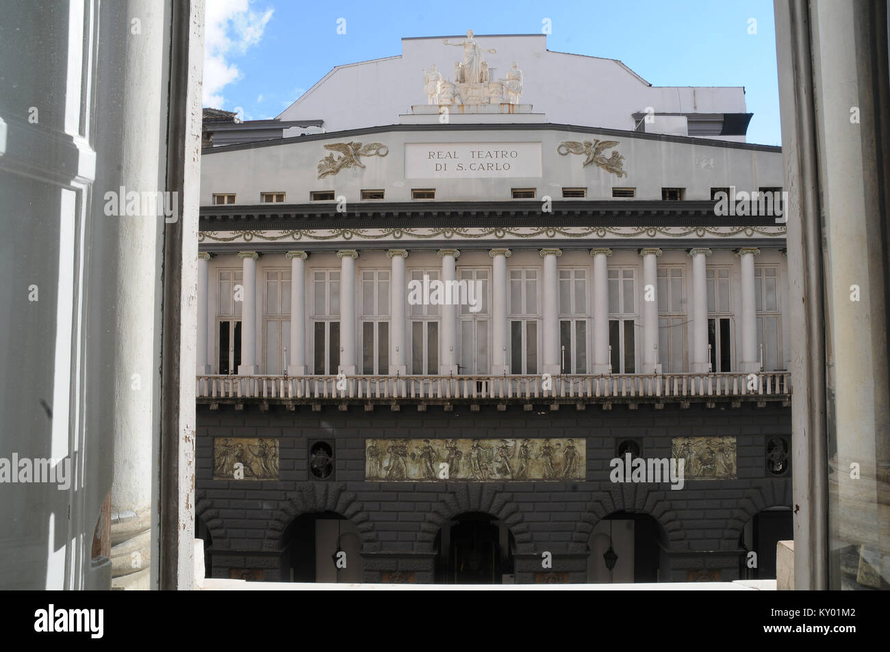 La fachada, el Teatro San Carlo, 2013, Napolis, Italia. Foto de stock