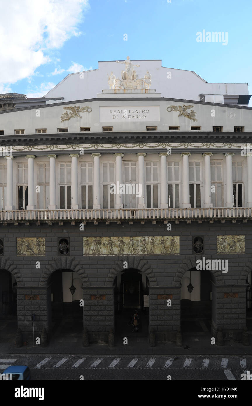 La fachada, el Teatro San Carlo, 2013, Napolis, Italia. Foto de stock