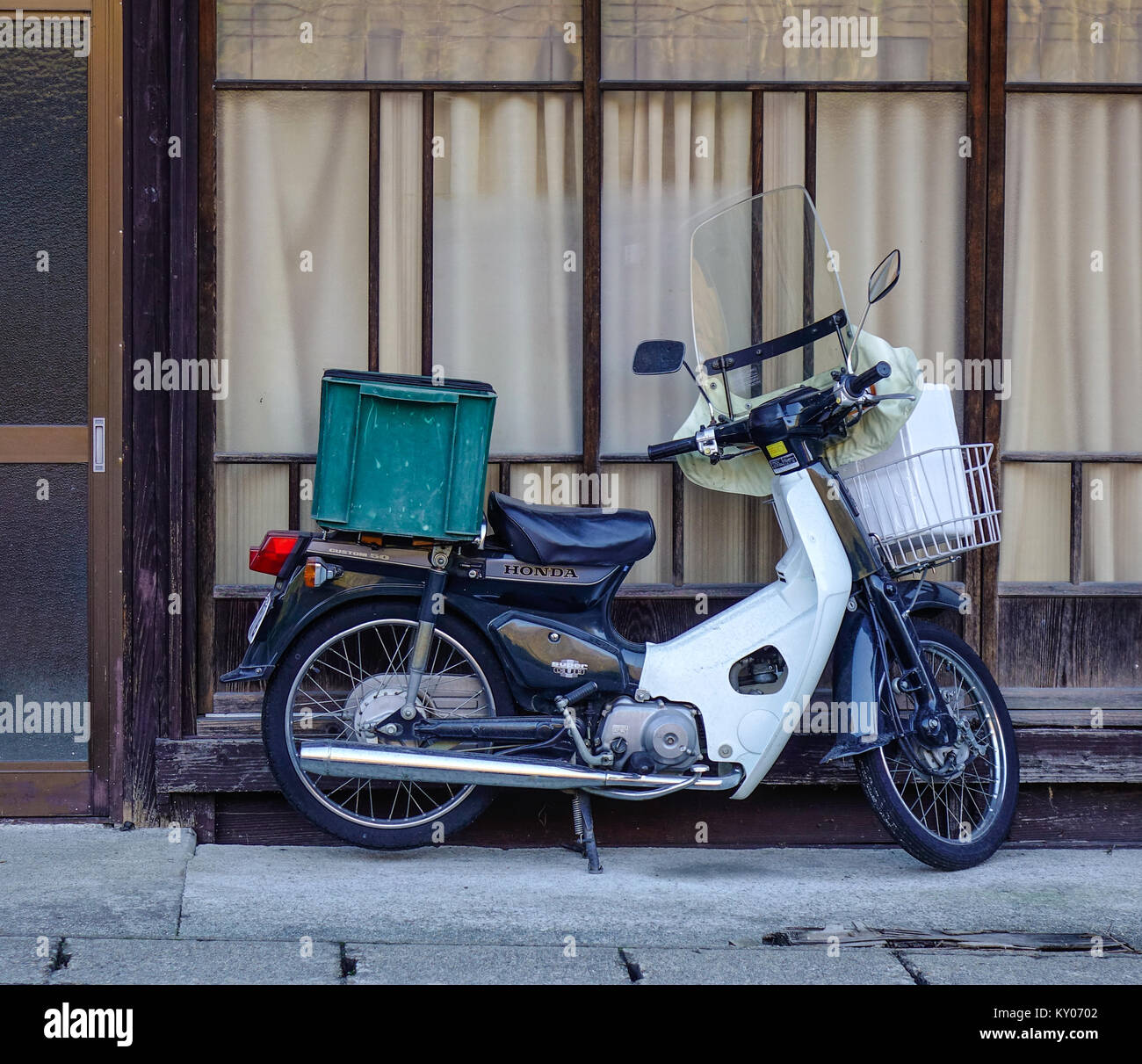 Old honda motorbike fotografías e imágenes de alta resolución - Alamy