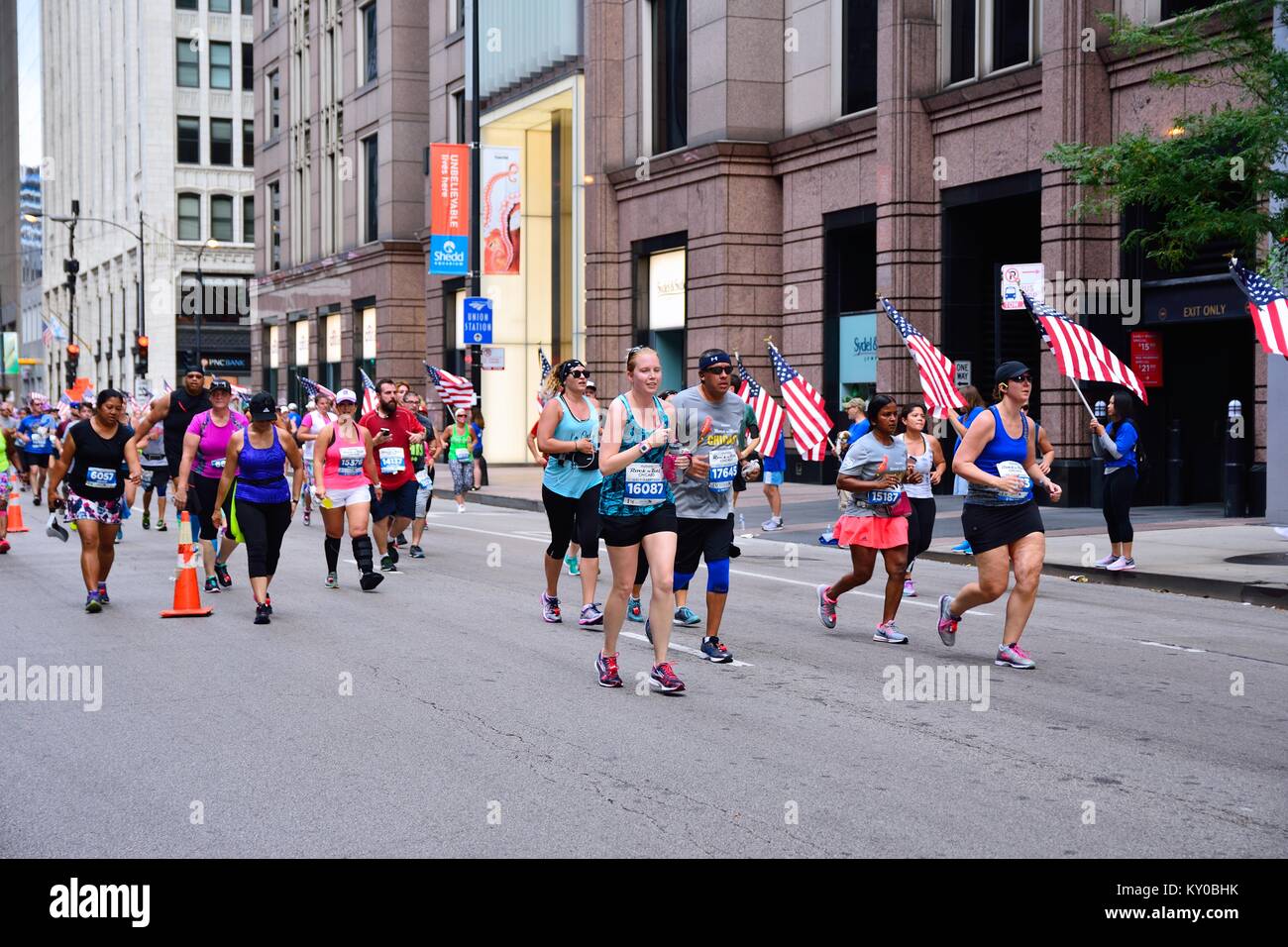 Chicago, Illinois - 16 de julio de 2017: participantes en el Rock and roll correr a lo largo de la Media Maratón de Chicago Loop. Foto de stock