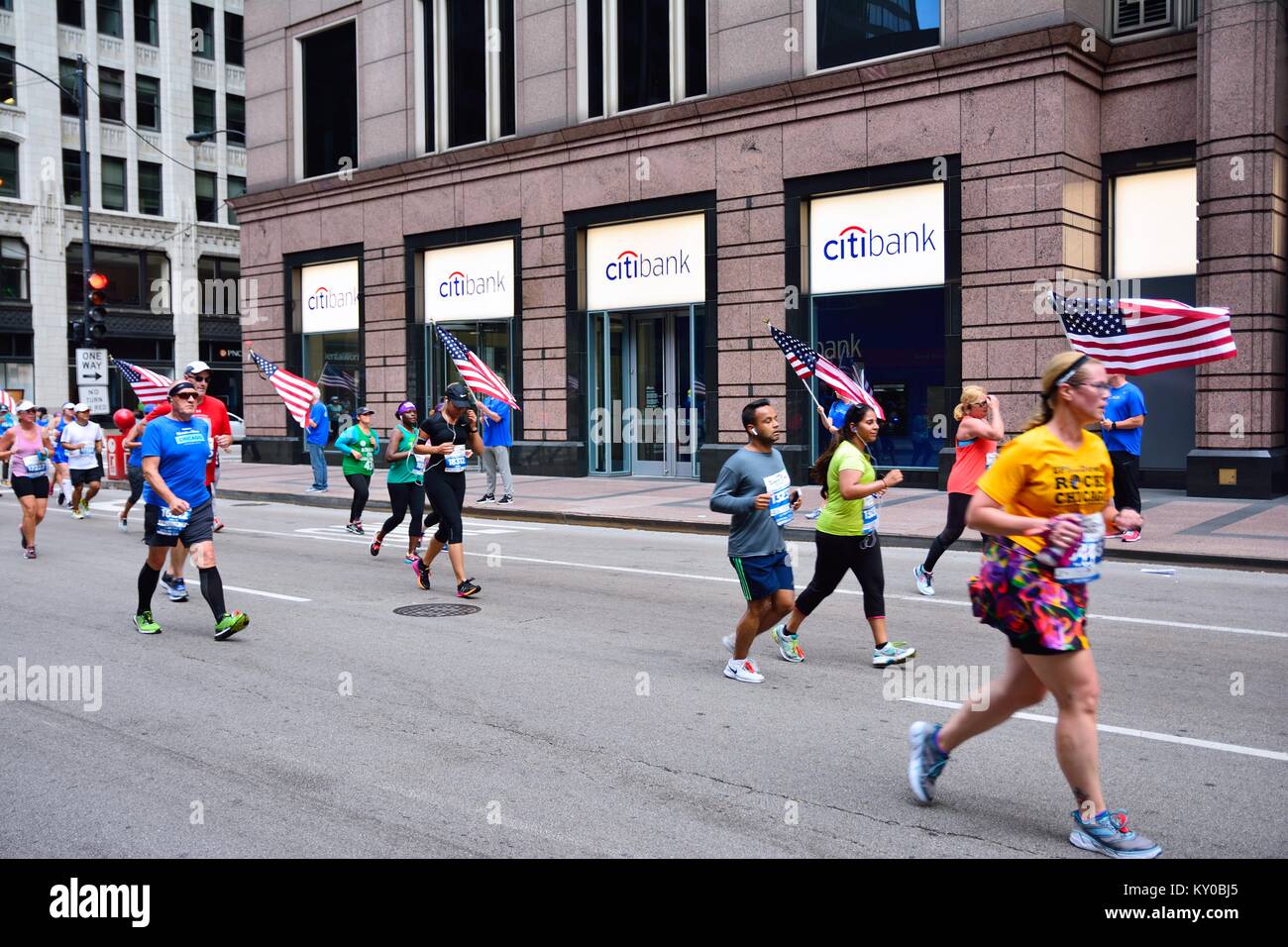 Chicago, Illinois - 16 de julio de 2017: participantes en el Rock and roll correr a lo largo de la Media Maratón de Chicago Loop. Foto de stock