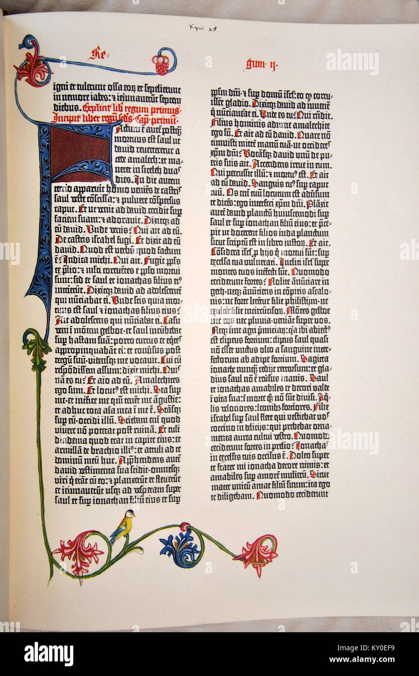 Página desde 1455 un facsímil de la Biblia de Gutenberg, la primera versión impresa de la Vulgata Latina. Foto de stock