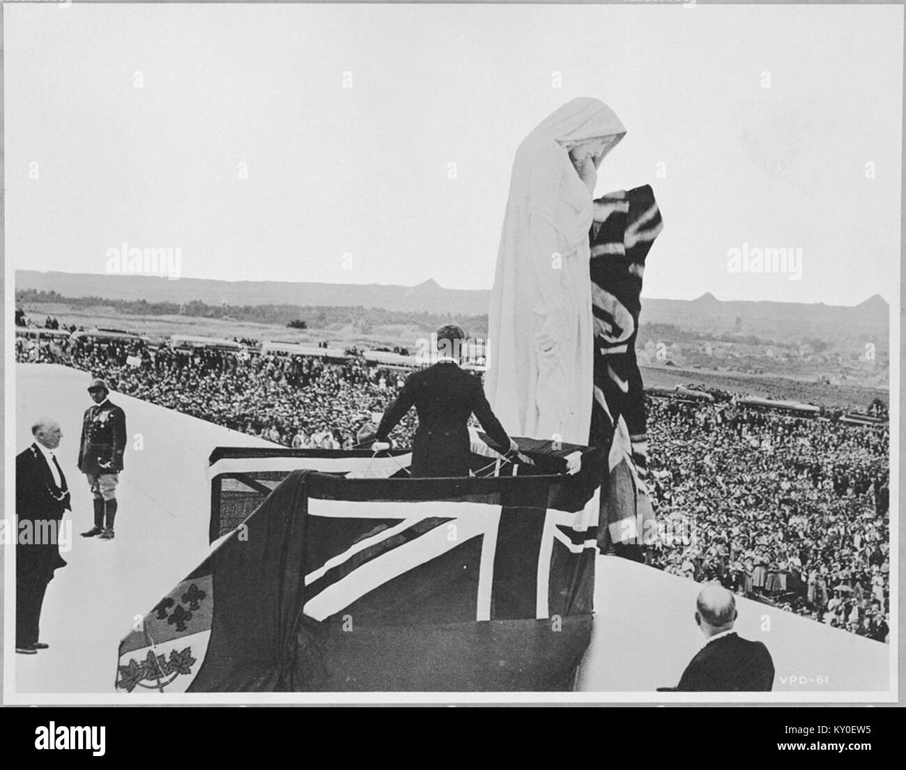 S.m. el Rey Eduardo VIII develando la figura del Canadá en el Memorial de Vimy Ridge Foto de stock