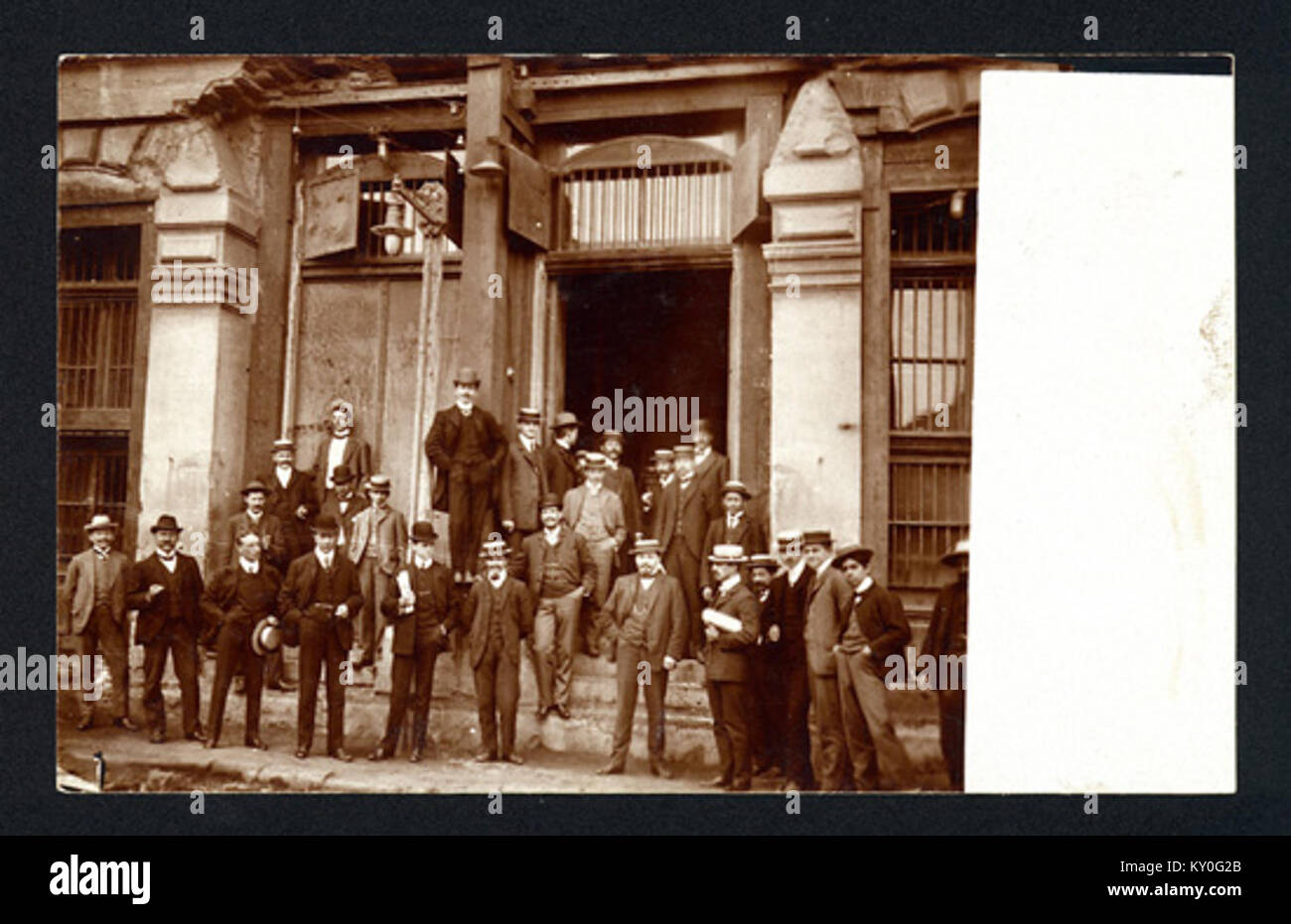Hombres fuera de un edificio, terremoto 1906 Valparaíso Foto de stock