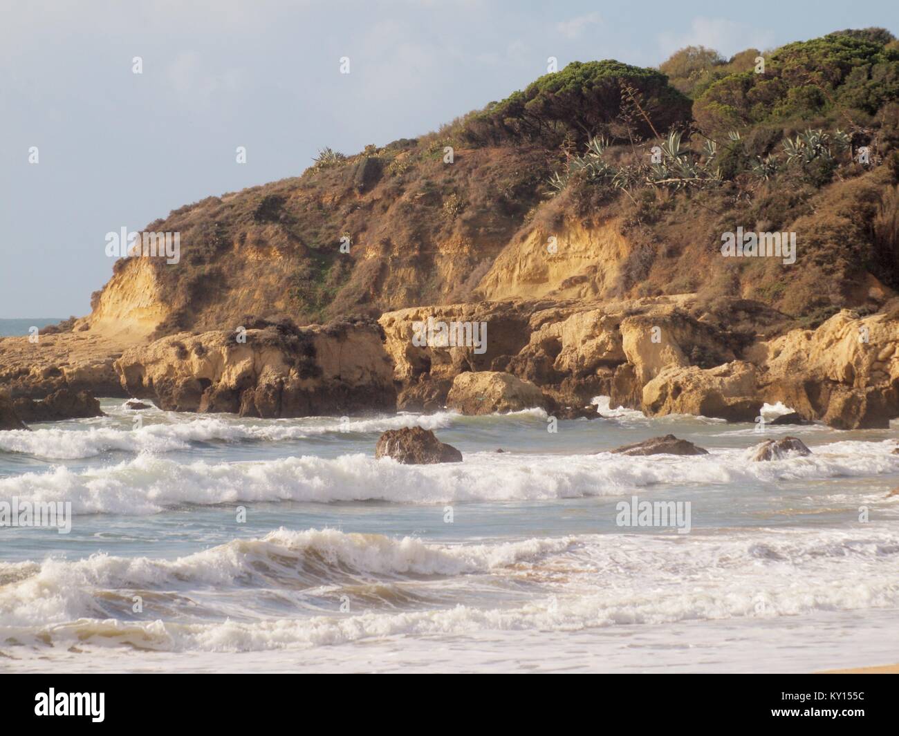 Hermoso océano atlántico salvaje costa con olas y acantilados ásperos en el Algarve en Portugal Foto de stock