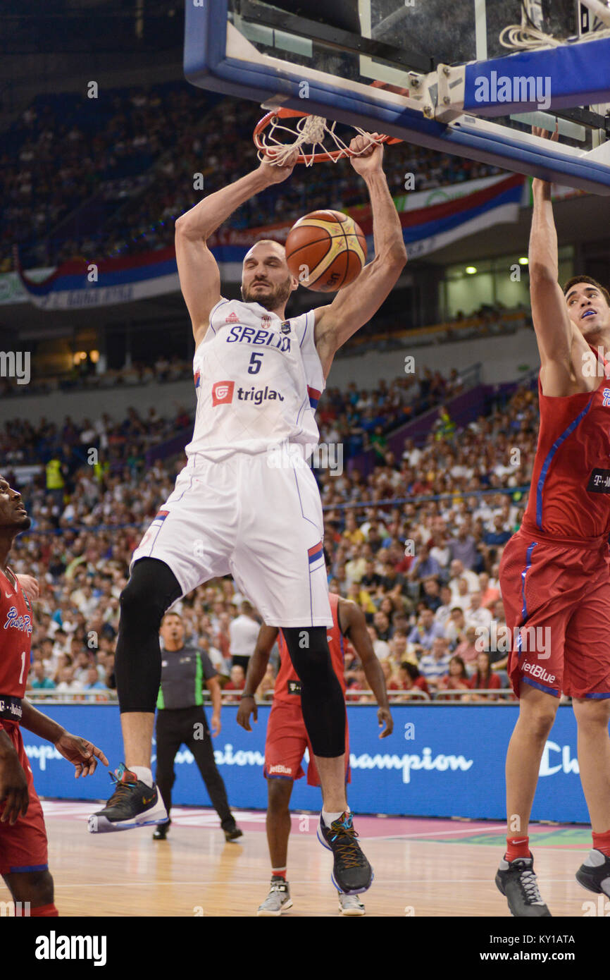 Marko Simonovic (Serbia) del Equipo Nacional de Baloncesto mates en contra de Puerto Rico Foto de stock