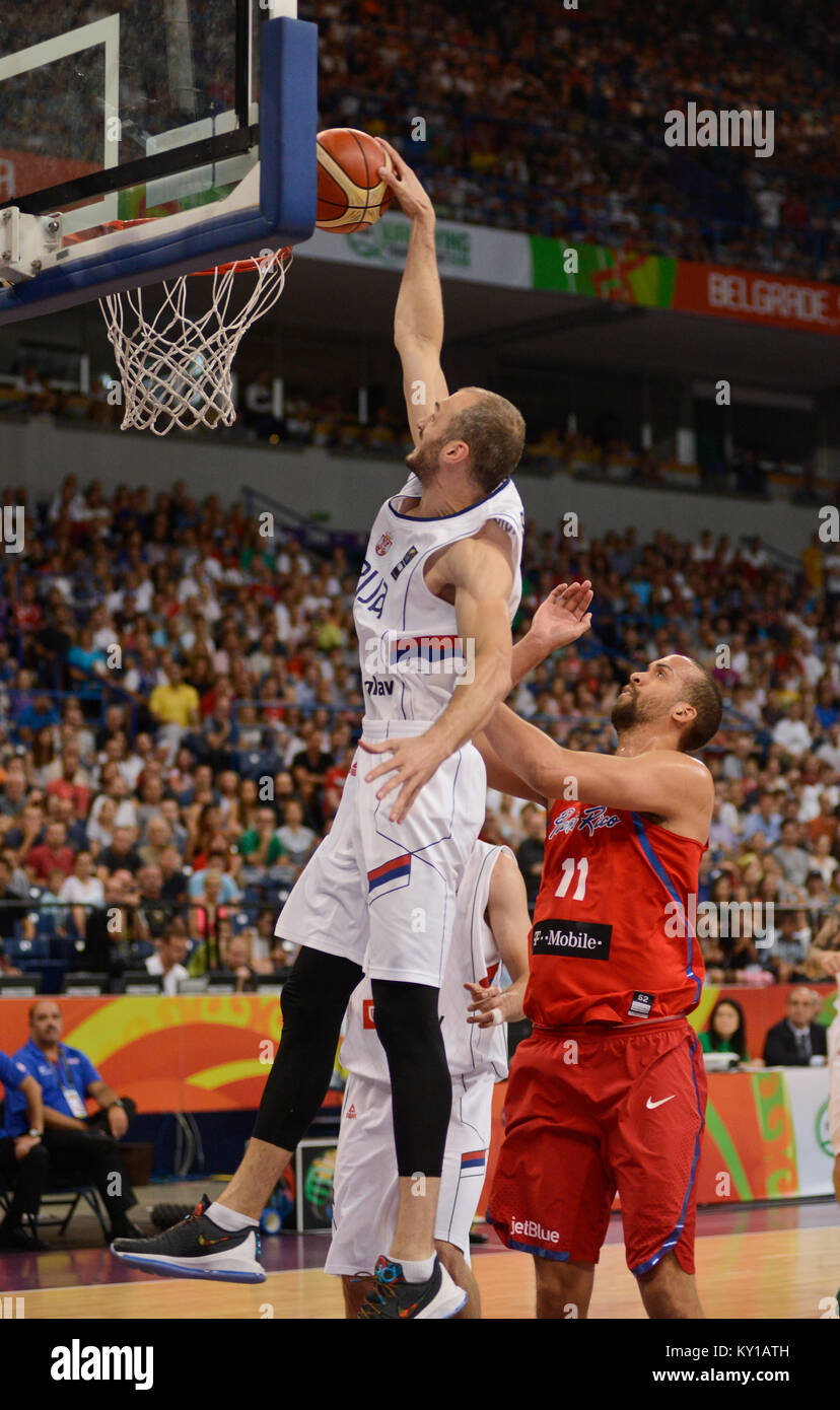 Marko Simonovic (Serbia) del Equipo Nacional de Baloncesto mates en contra de Puerto Rico Foto de stock