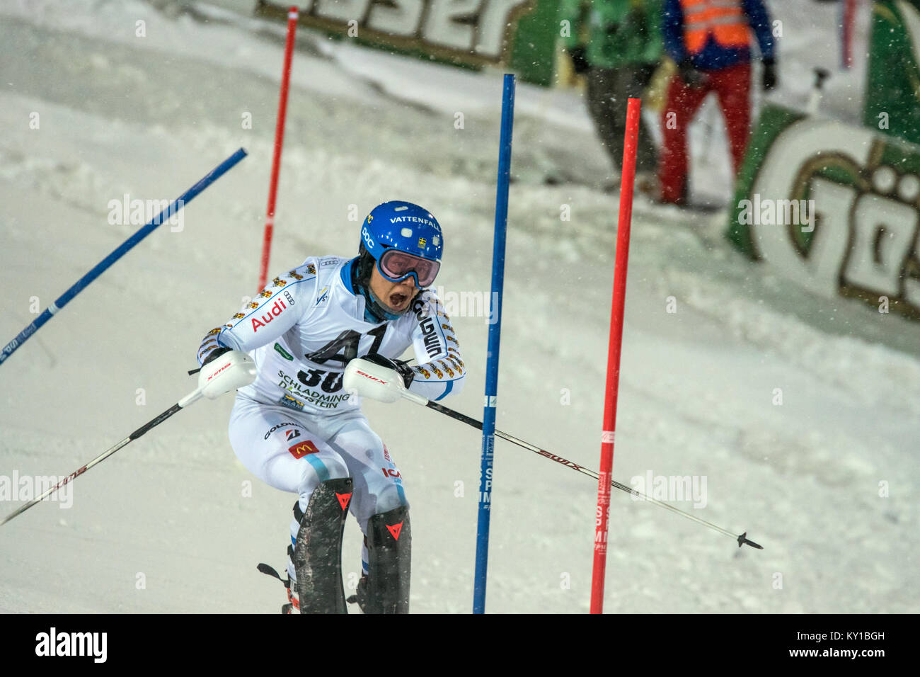 Calle Lindh (30) carreras desde Suecia el curso Planai durante su primera carrera del hombre de slalom en el AUDI FIS World Cup en Schladming. Crédito de la foto: Christoph Oberschneider. Foto de stock