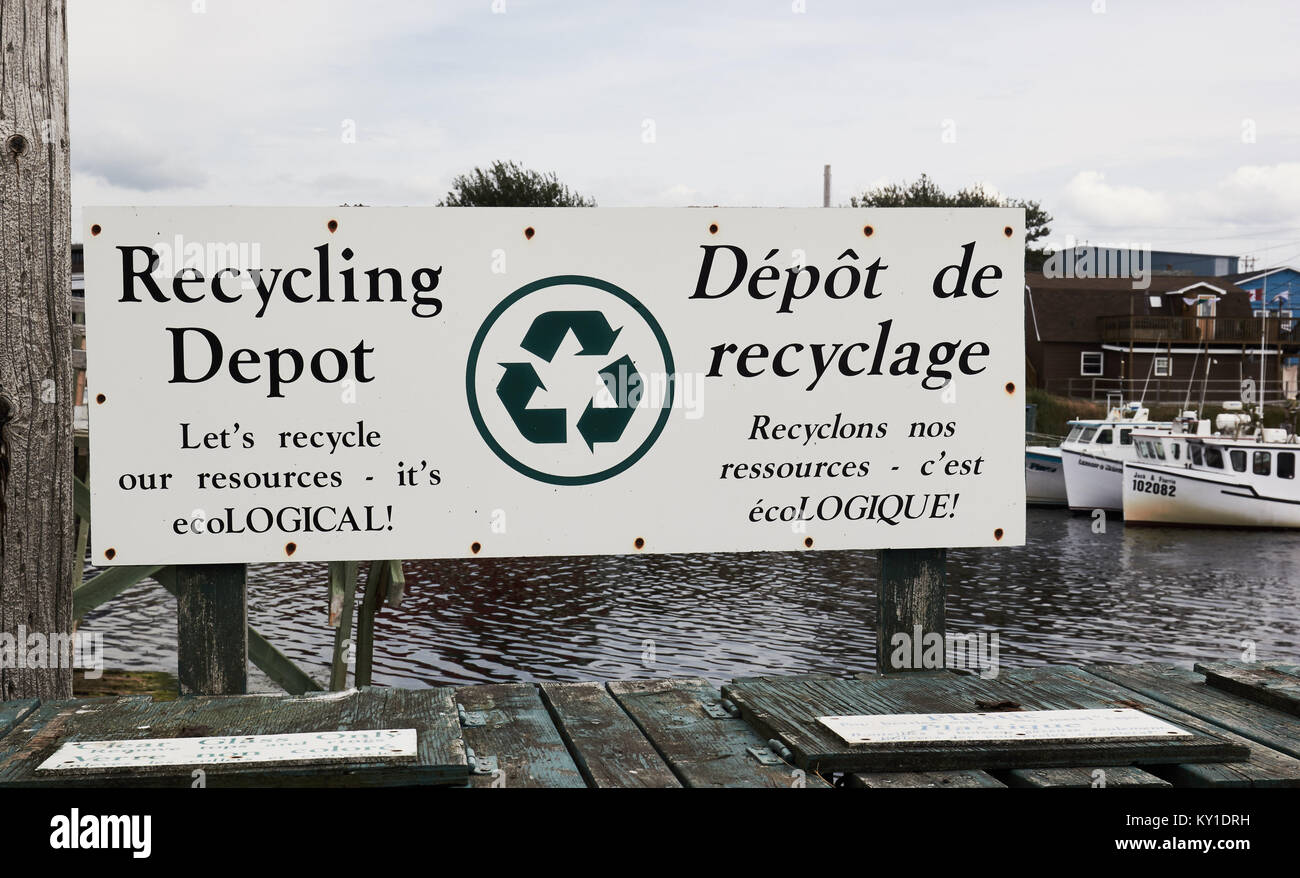 Signo de reciclaje en inglés y francés, Cheticamp, la isla de Cape Breton, Nova Scotia, Canadá Foto de stock