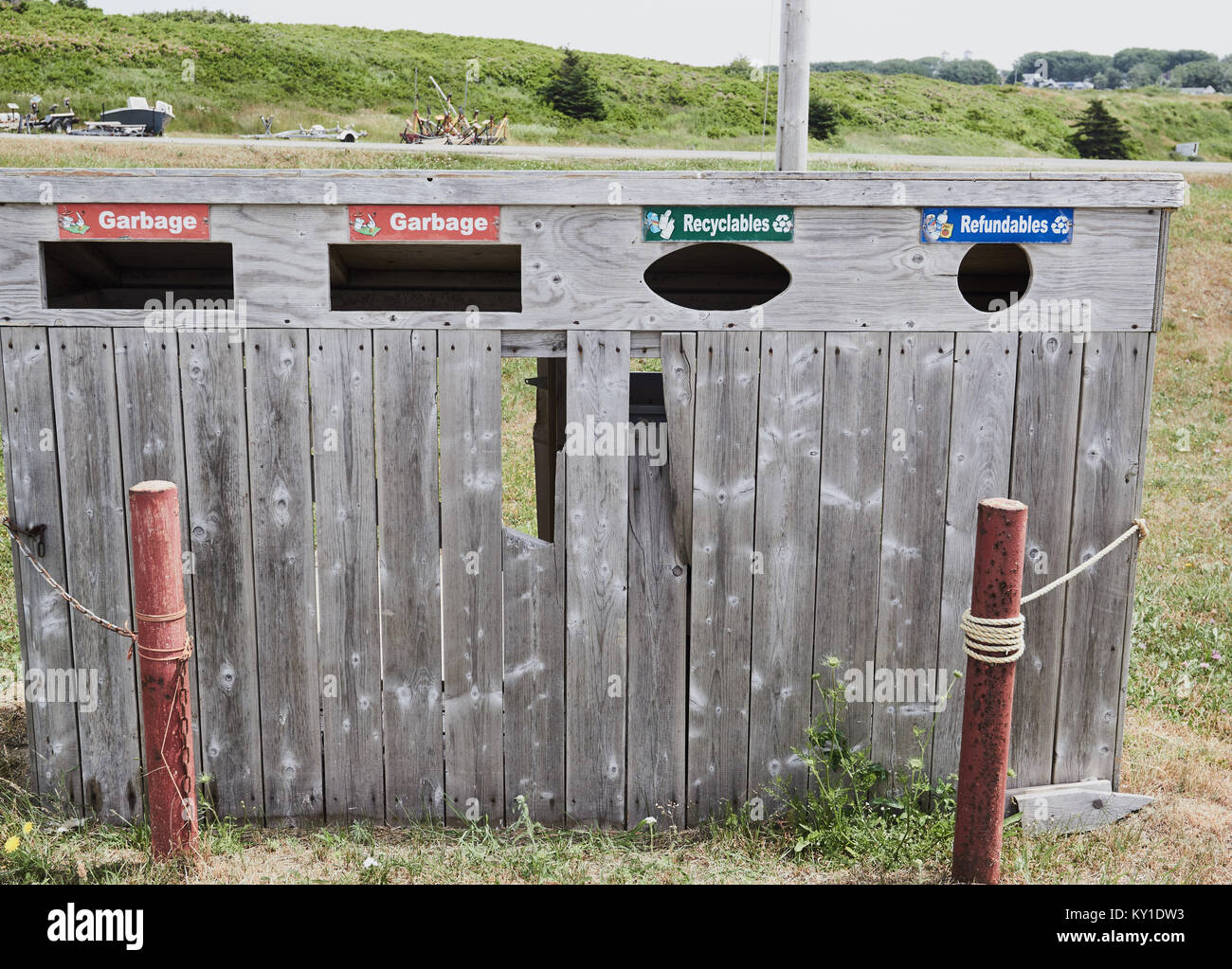 Basura, reciclables y refundables opciones para deshacerse de la basura, Canadá Foto de stock