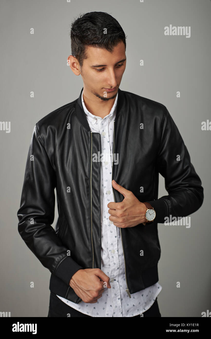 Moda joven hombre árabe en la chaqueta de cuero negro Foto de stock