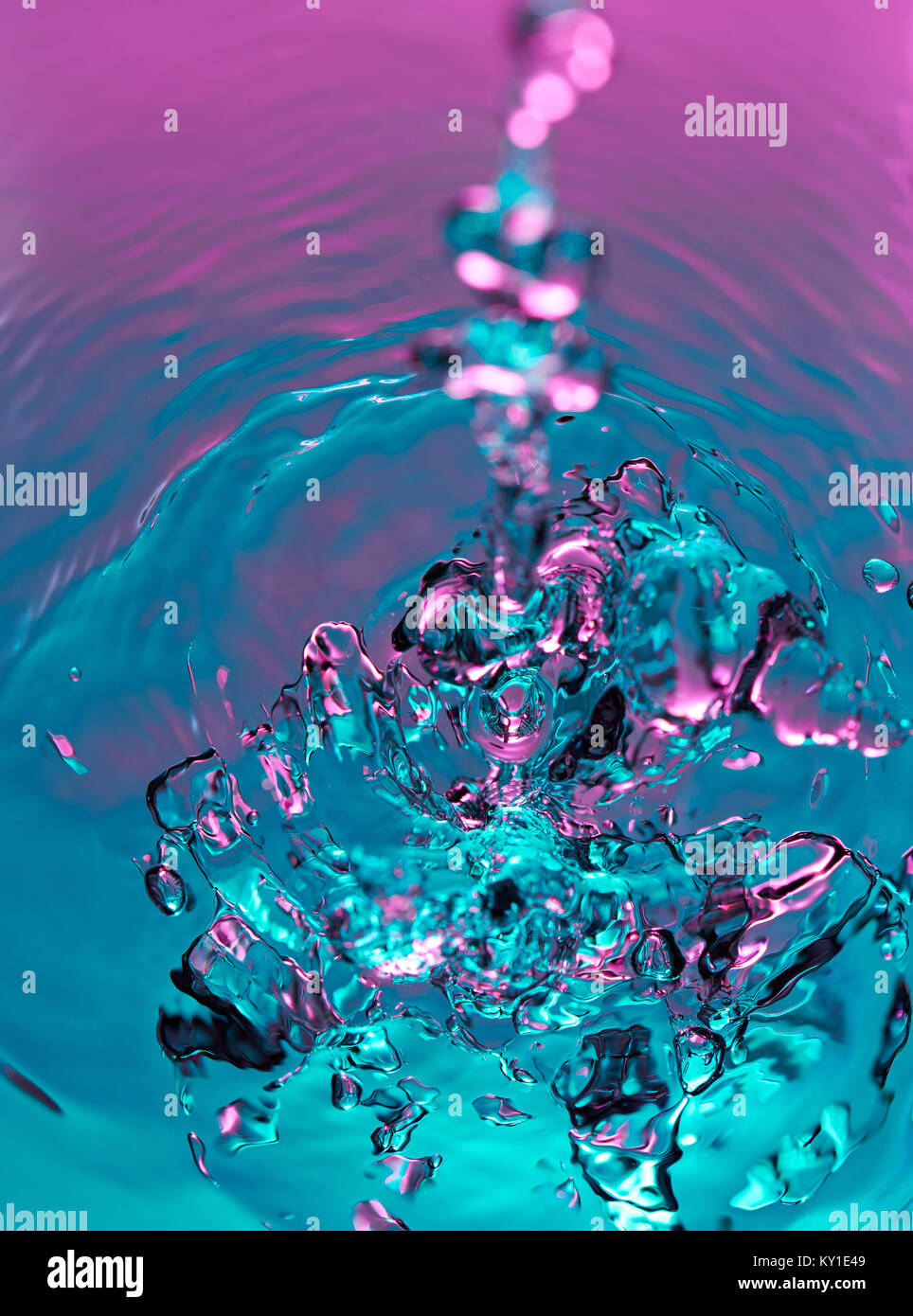 Absract colorido fondo de pantalla. Salpicaduras de agua clara de movimiento  congelado Fotografía de stock - Alamy