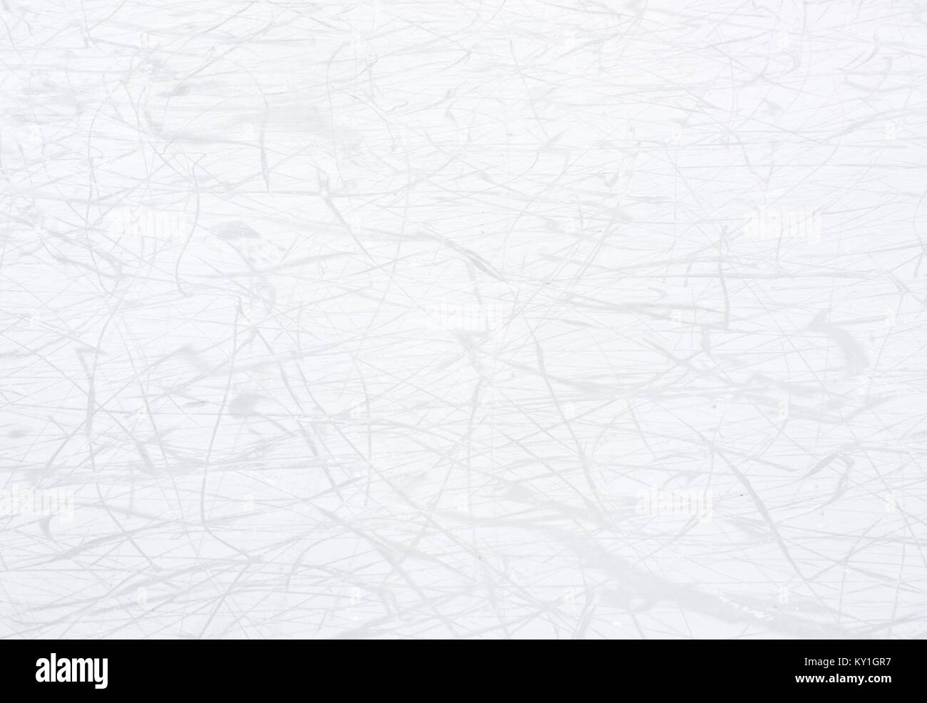 Líneas de garabatear suave abstracto sobre fondo blanco: pista de patinaje sobre hielo en invierno con hoja de detalle las marcas y arañazos Foto de stock