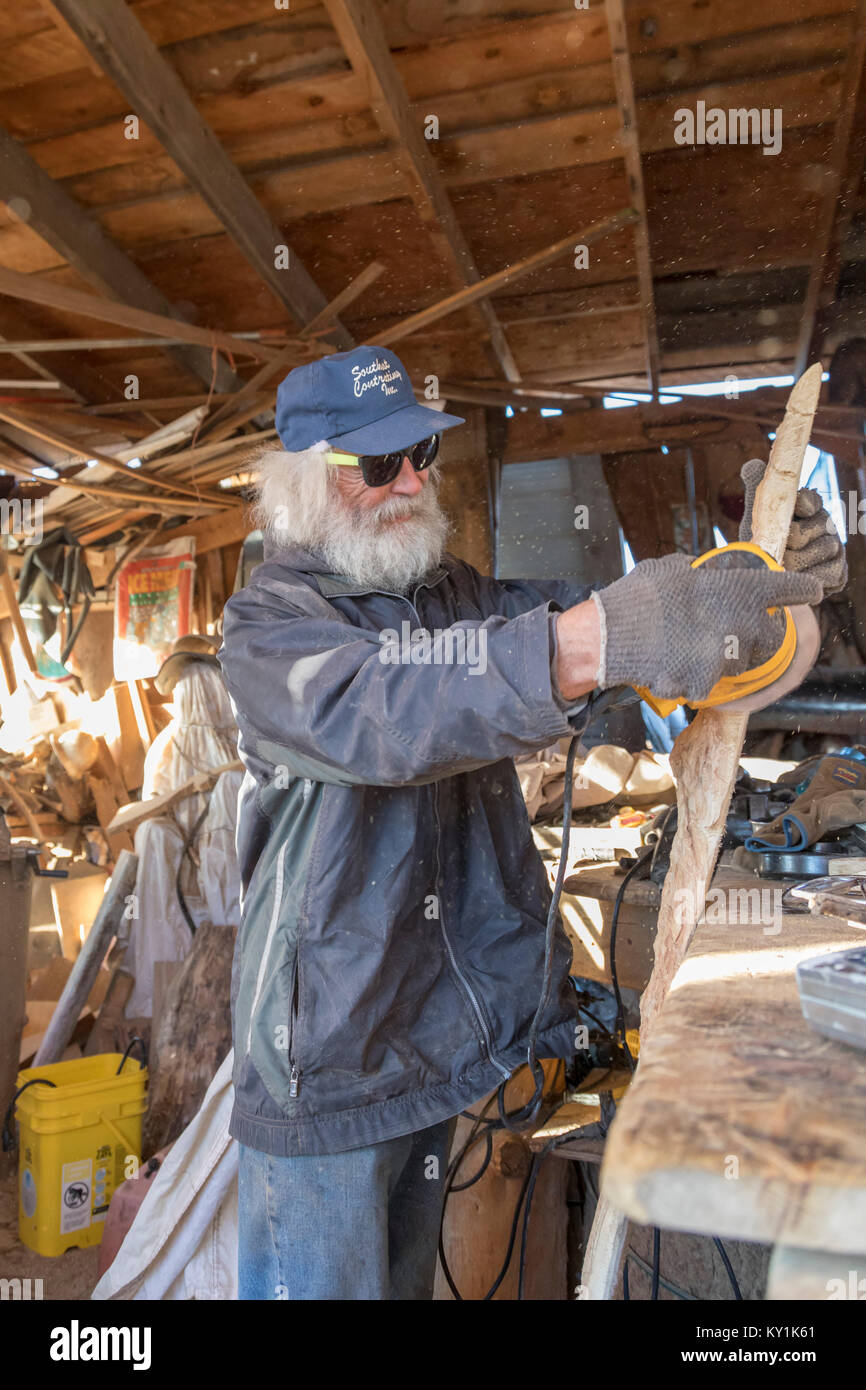 Mancos, Colorado - escultor de Arte Folk Dave Sipe crea esculturas de madera en el suroeste de Colorado studio. Foto de stock