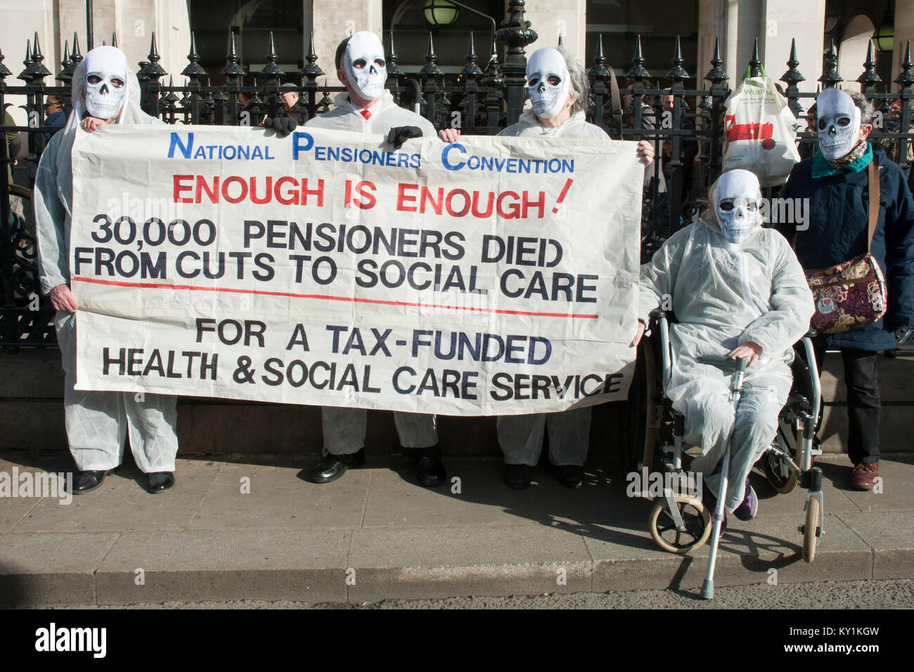 Grupo de pensionistas protestan vestidos como cadáveres o esqueletos con el lema "30K pensionistas murió de recortes a socail care' de Londres Foto de stock