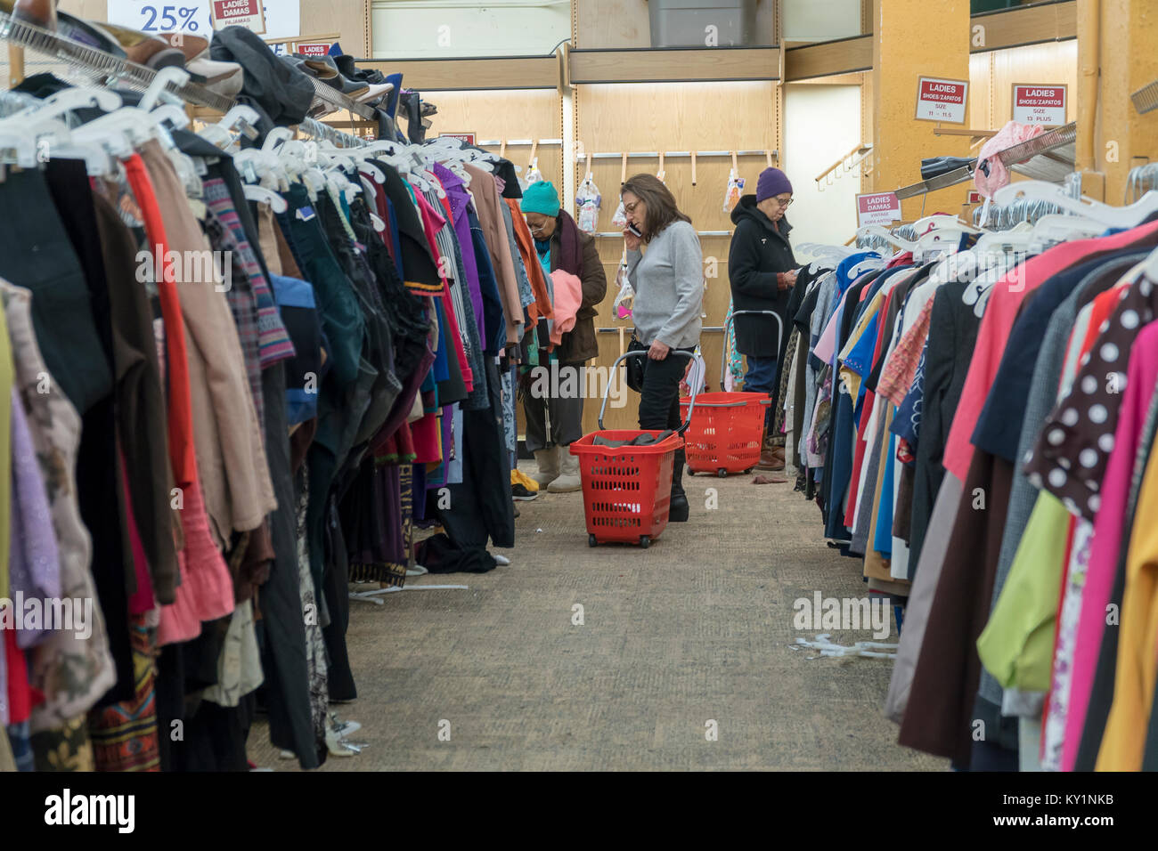 Exención Cambio retirarse Buscar compradores de ropa de segunda mano en una tienda económica en  Downtown Brooklyn en Nueva York el lunes, 1 de enero de 2018. Debido a un  mayor desarrollo de la zona,