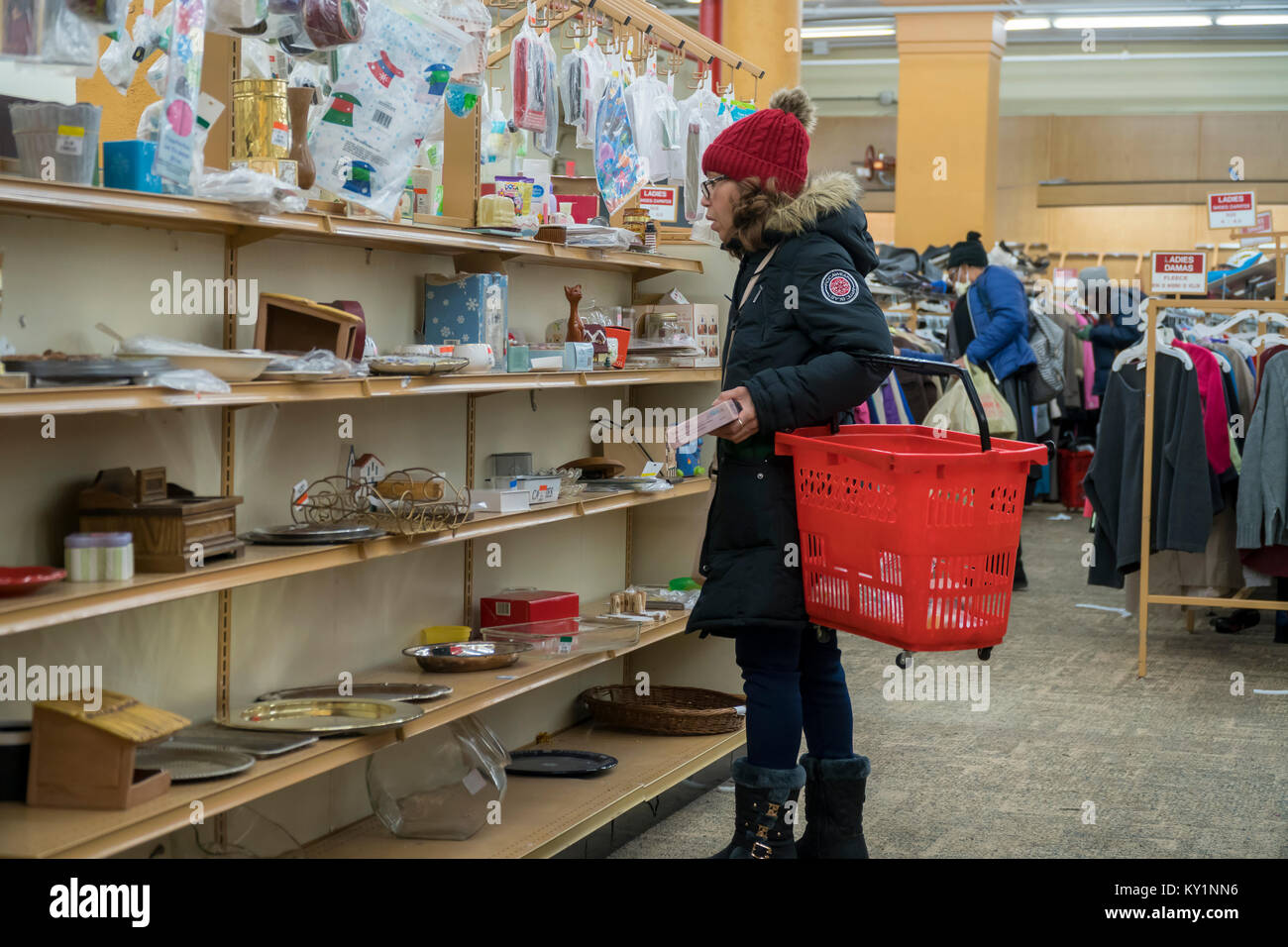 Buscar compradores de ropa de segunda mano en una tienda económica en  Downtown Brooklyn en Nueva York el lunes, 1 de enero de 2018. Debido a un  mayor desarrollo de la zona,