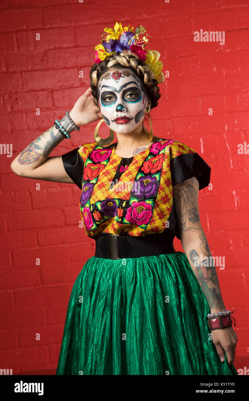 Vestidos de Día de Muertos el maquillaje, Hollywood Boulevard, en Los  Ángeles, California, Estados Unidos Fotografía de stock - Alamy