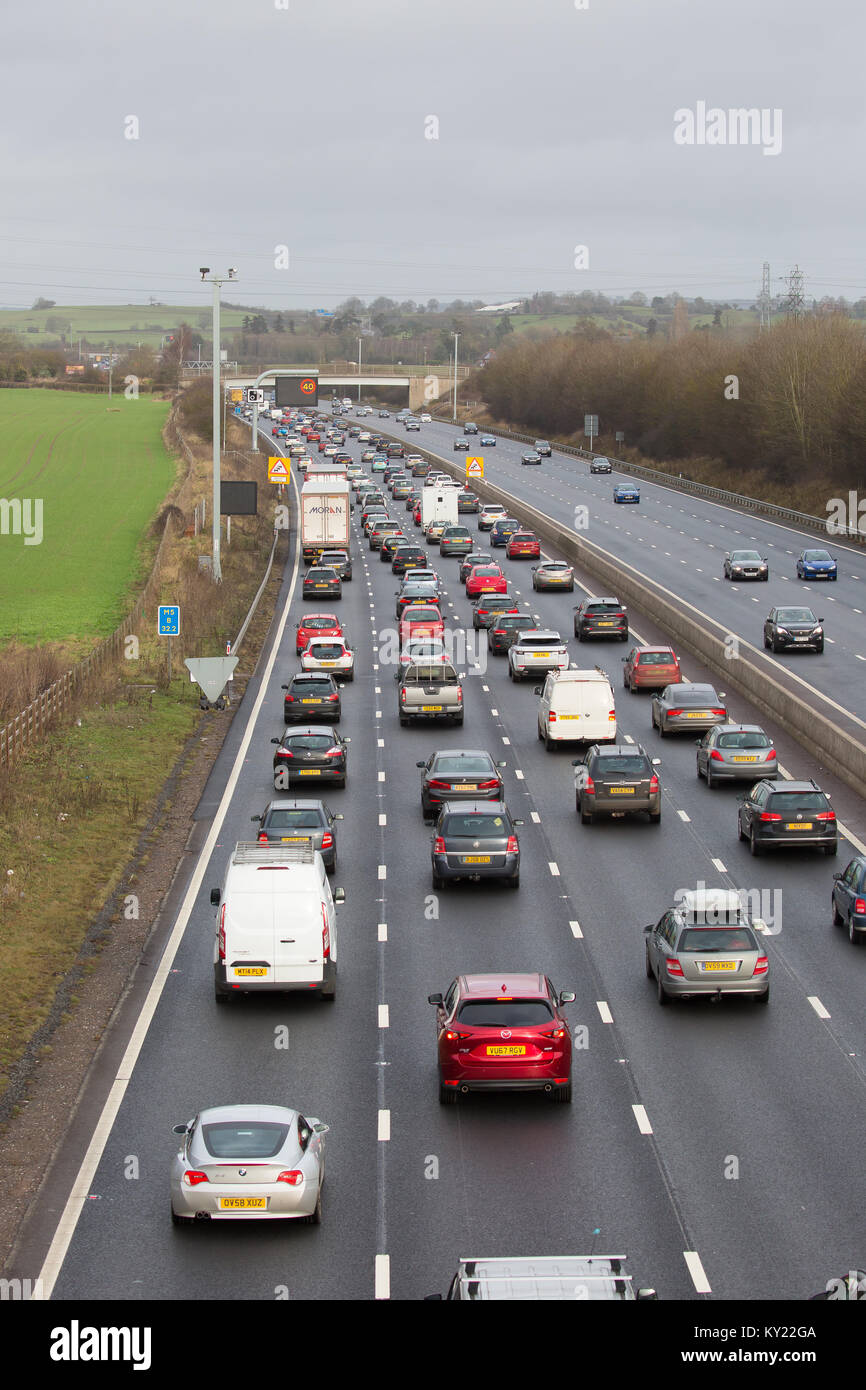 Los pilotos se enfrentarán más colas en las autopistas del país, Reino Unido. Los automovilistas sentarse en parado el tráfico en la autopista M42, Midlands.retrasos de tráfico en la autopista británico. Foto de stock