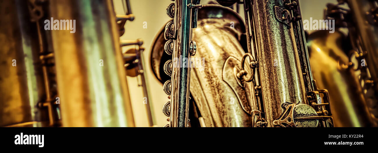 Una colección de instrumentos de viento incluyendo una flauta con alto, tenor y barítono saxofones. Foto de stock