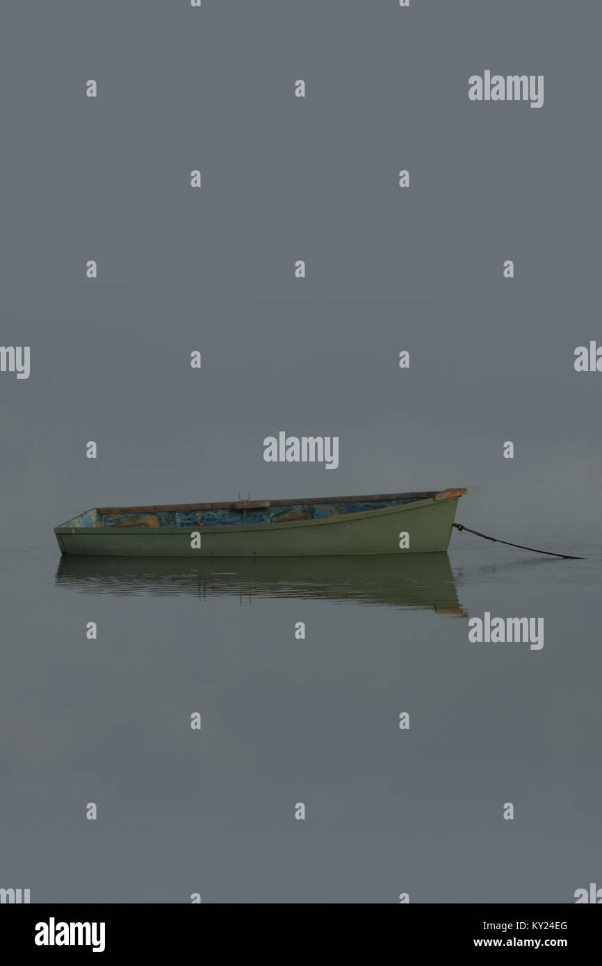 Barco de madera con una reflexión sobre el agua. Copie el espacio superior e inferior. Foto de stock