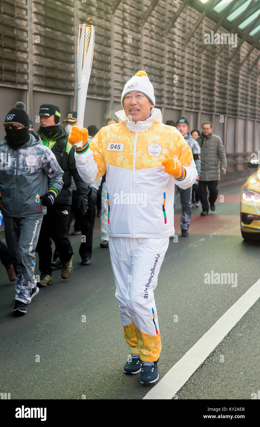 Incheon, Corea del Sur. 12 de enero de 2017. Daichi Suzuki, Jan 12, 2018 : Daichi Suzuki, jubilado japonés espalda nadador que ganó una medalla de oro en las Olimpiadas de Verano de 1988 en Seúl, asiste a un relevo de la antorcha de los Juegos Olímpicos de Invierno PyeongChang 2018, en Incheon, al oeste de Seúl, Corea del Sur. Crédito: Lee Jae-Won/AFLO/Alamy Live News Foto de stock