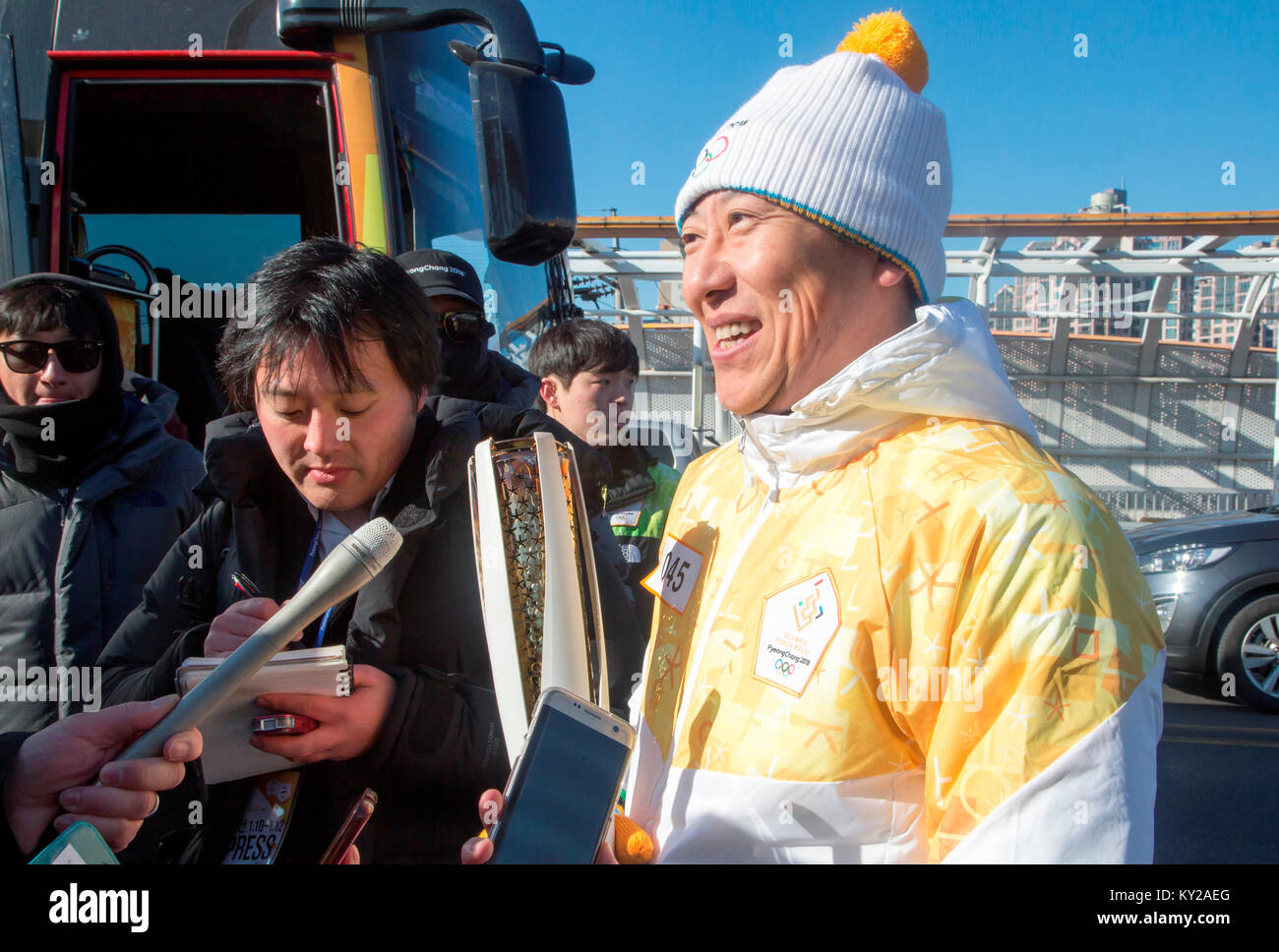 Incheon, Corea del Sur. 12 de enero de 2017. Daichi Suzuki, Jan 12, 2018 : Daichi Suzuki, jubilado japonés espalda nadador que ganó una medalla de oro en las Olimpiadas de Verano de 1988 en Seúl, habla a los medios de comunicación tras asistir a un relevo de la antorcha de los Juegos Olímpicos de Invierno PyeongChang 2018, en Incheon, al oeste de Seúl, Corea del Sur. Crédito: Lee Jae-Won/AFLO/Alamy Live News Foto de stock